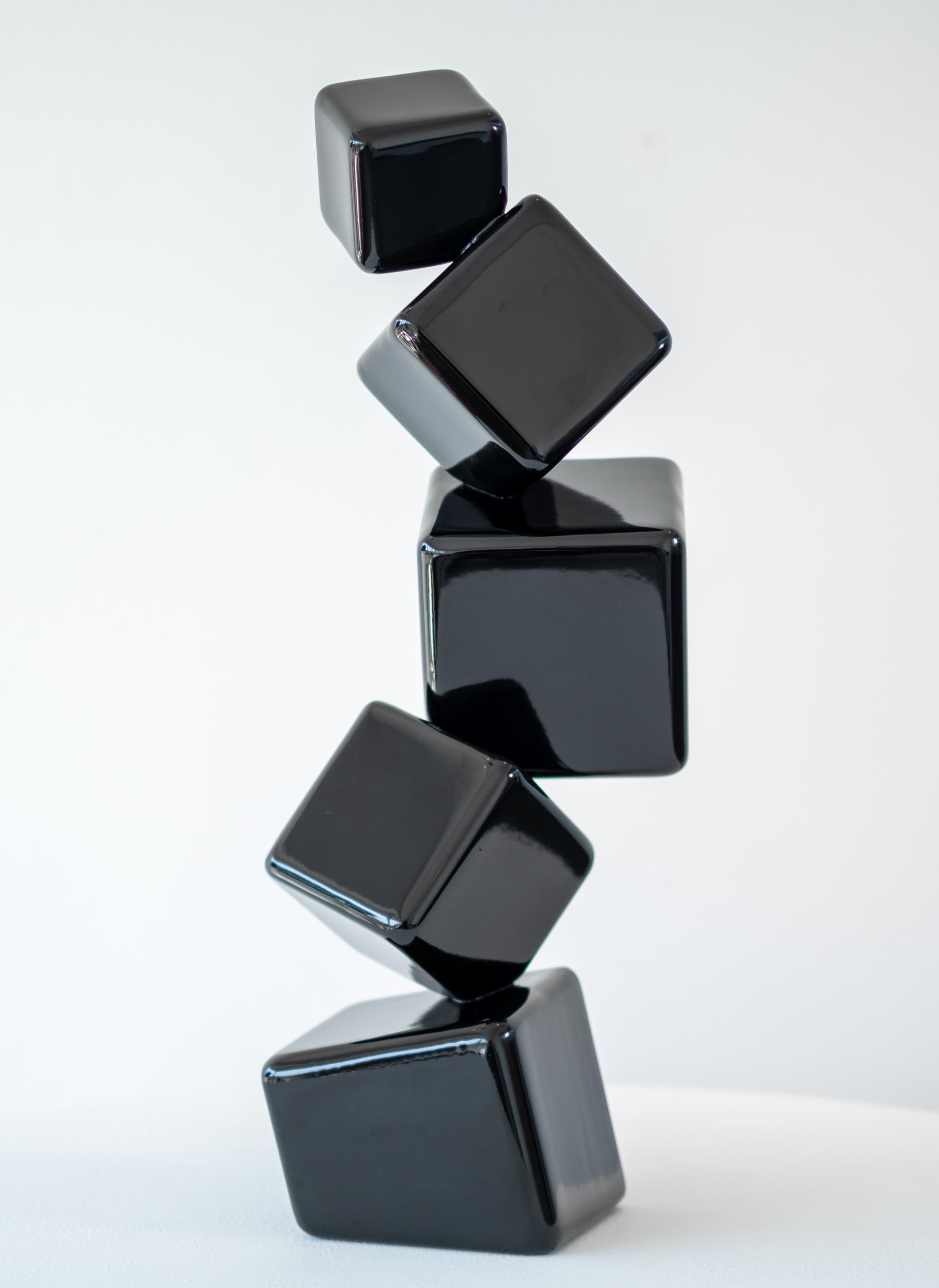 Diese abstrakte Skulptur für den Innenbereich wurde von Claude Millette von Hand aus Stahl geschmiedet. Die Stahlwürfel der Serie Effervescence ähneln taumelnden Würfeln, die in gewagten Winkeln gestapelt sind. Diese Ausgabe ist in einem glänzenden