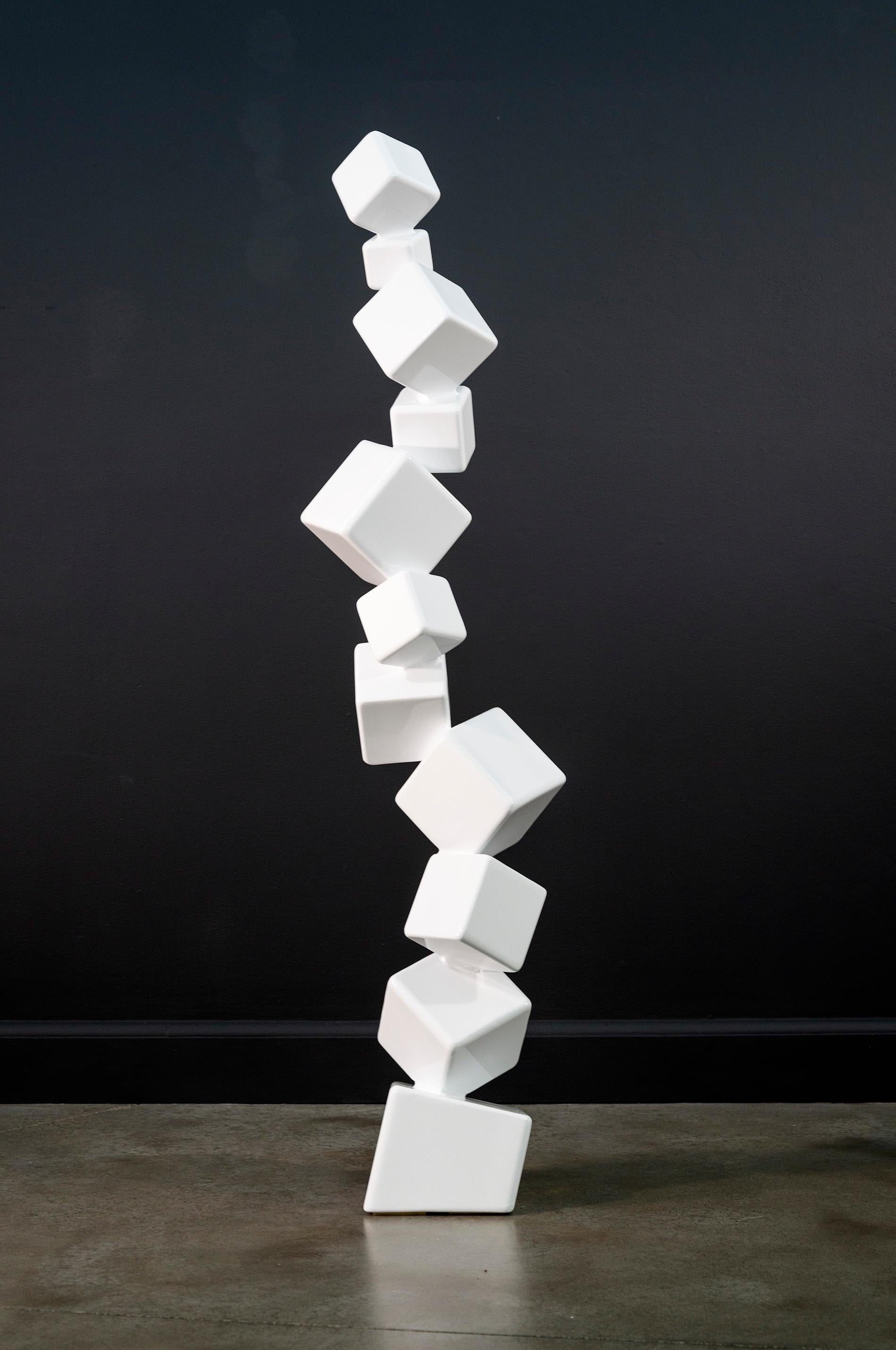 Contemporanea e fresca, questa scultura bianca lucida e brillante è stata creata da Claude Millette del Quebec. An He è noto per le sue convincenti opere astratte che spesso giocano con la percezione dell'equilibrio e dello squilibrio da parte dello