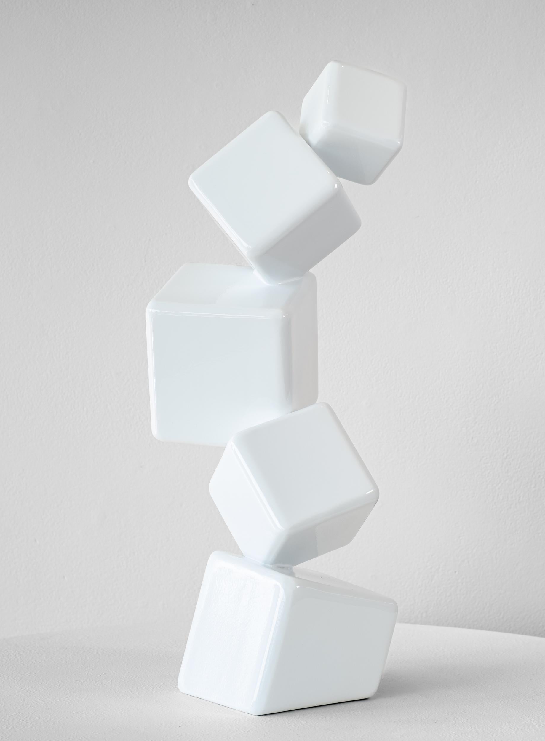 Diese zeitgenössische Skulptur für den Innenbereich wurde von Claude Millette aus Stahl handgeschmiedet. Verspielt und auffallend In der Form ähnelt dieses dynamische Stück purzelnden Würfeln, die in gewagten Winkeln gestapelt wurden. Das in
