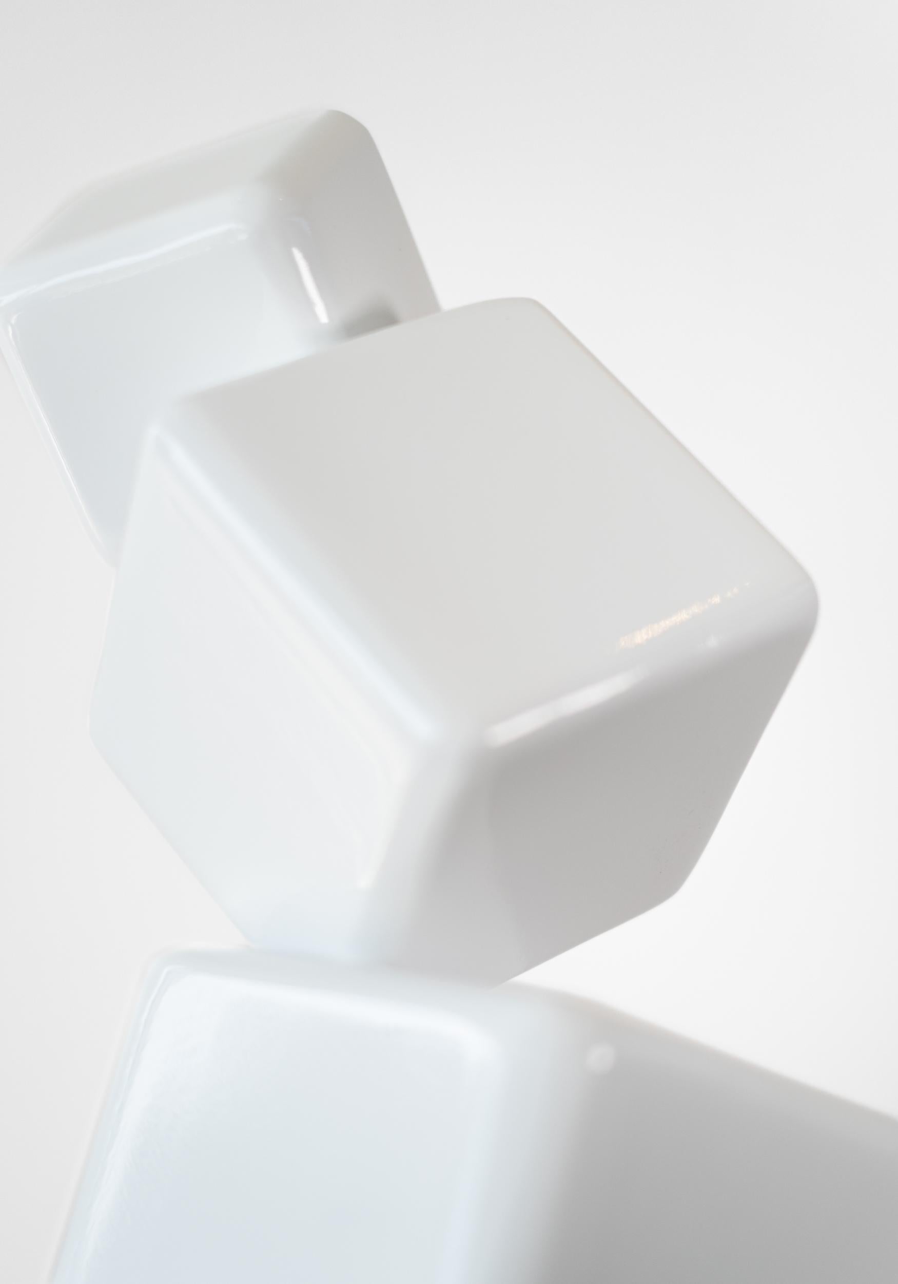 Effervescence White VII – geometrische, abstrakte, pulverbeschichtete Stahlskulptur im Angebot 3