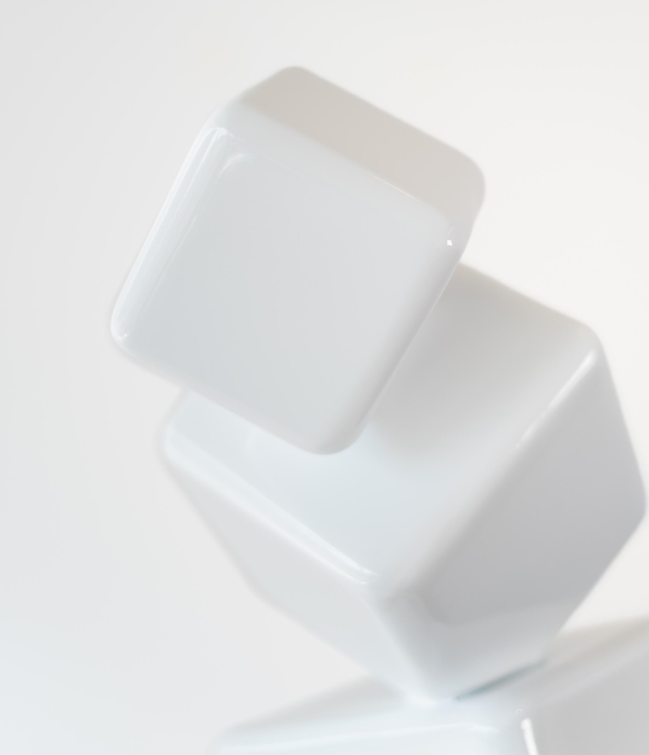 Effervescence White VII – geometrische, abstrakte, pulverbeschichtete Stahlskulptur im Angebot 4