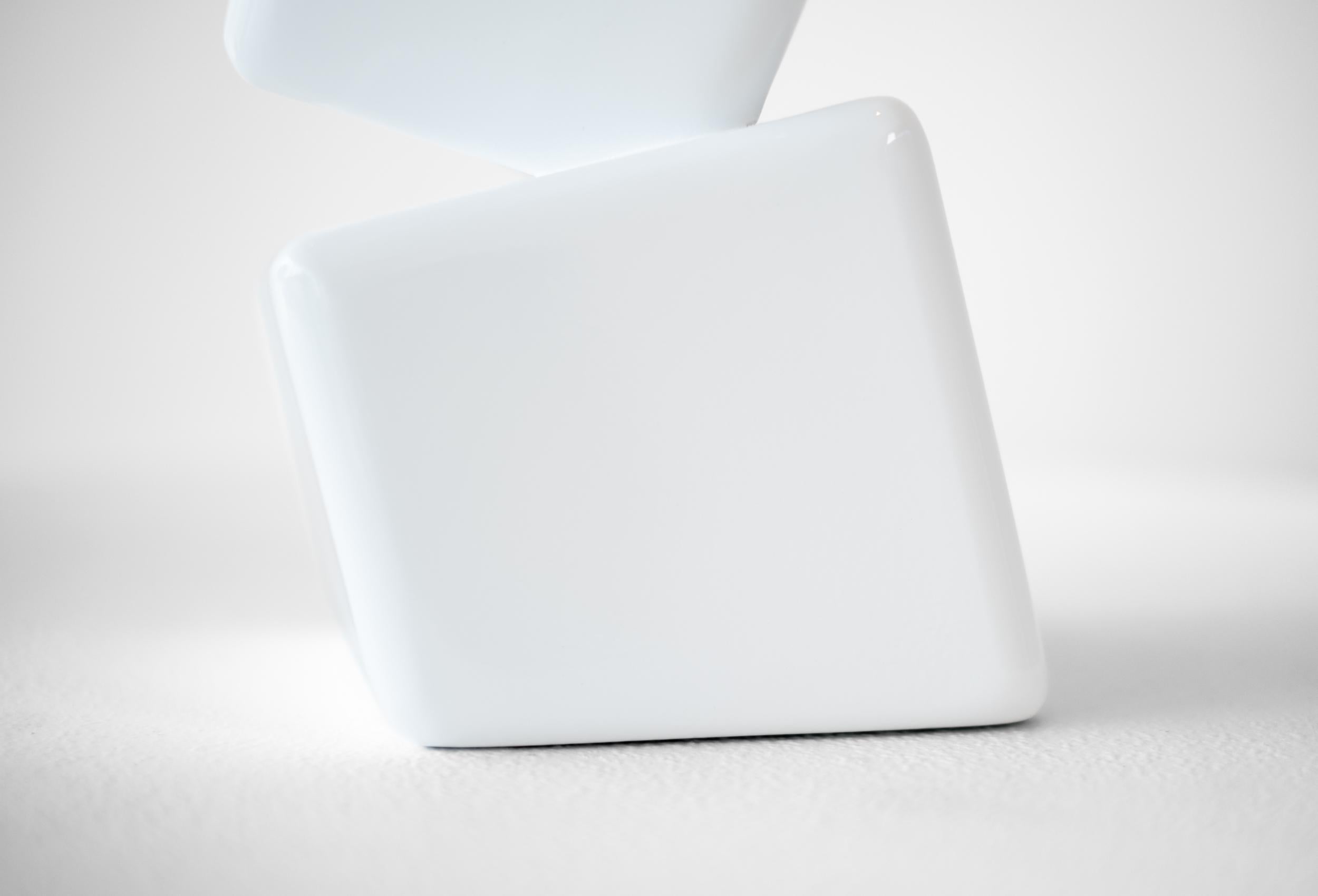 Effervescence White VII – geometrische, abstrakte, pulverbeschichtete Stahlskulptur im Angebot 5