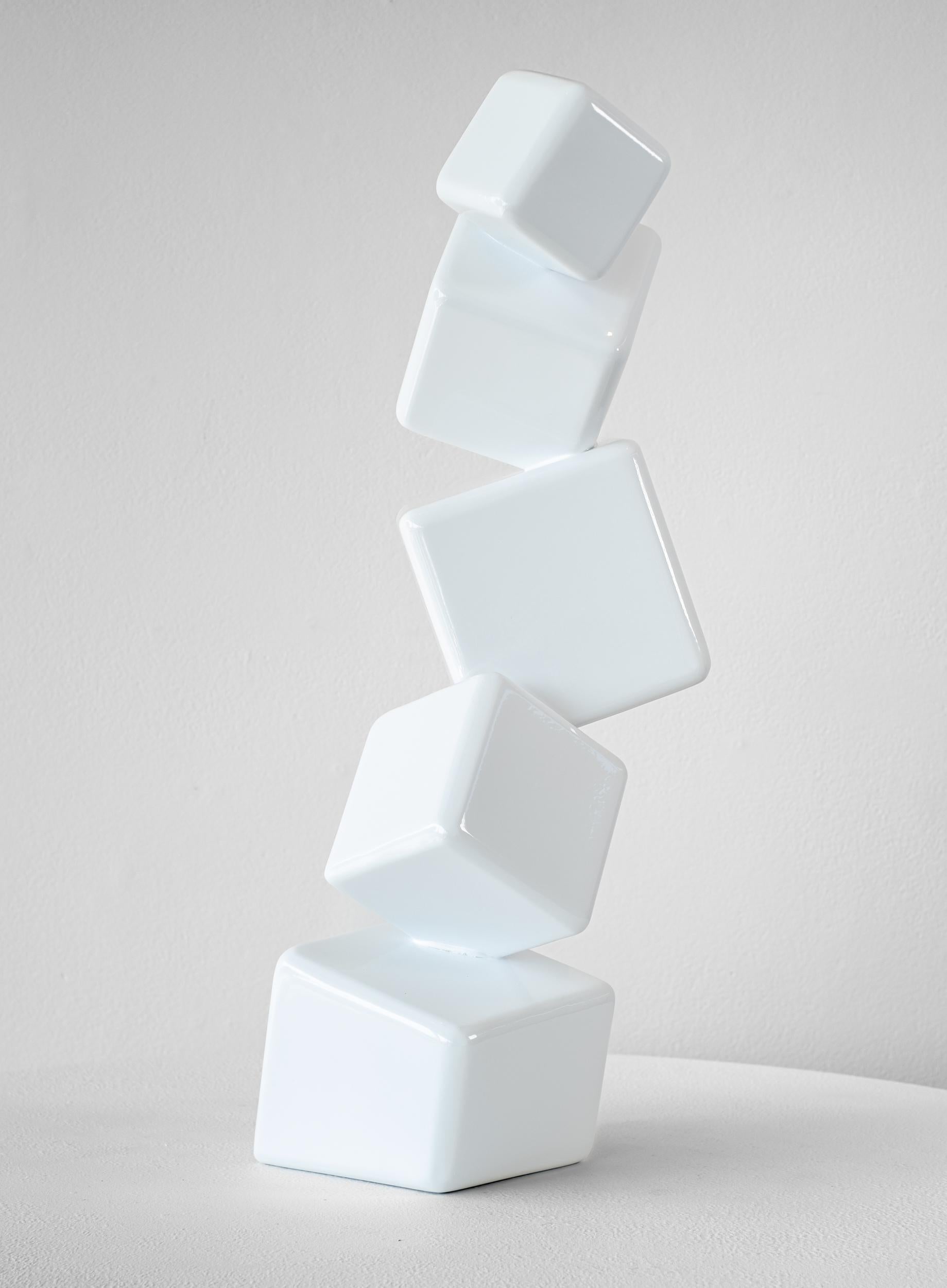 Effervescence White VII – geometrische, abstrakte, pulverbeschichtete Stahlskulptur – Sculpture von Claude Millette