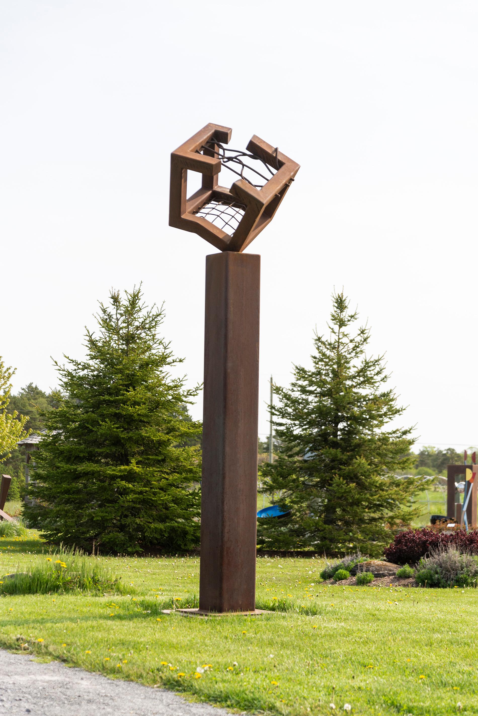 Prehension - hohe, große, geometrische, abstrakte Skulptur aus Cortenstahl für den Außenbereich (Zeitgenössisch), Sculpture, von Claude Millette
