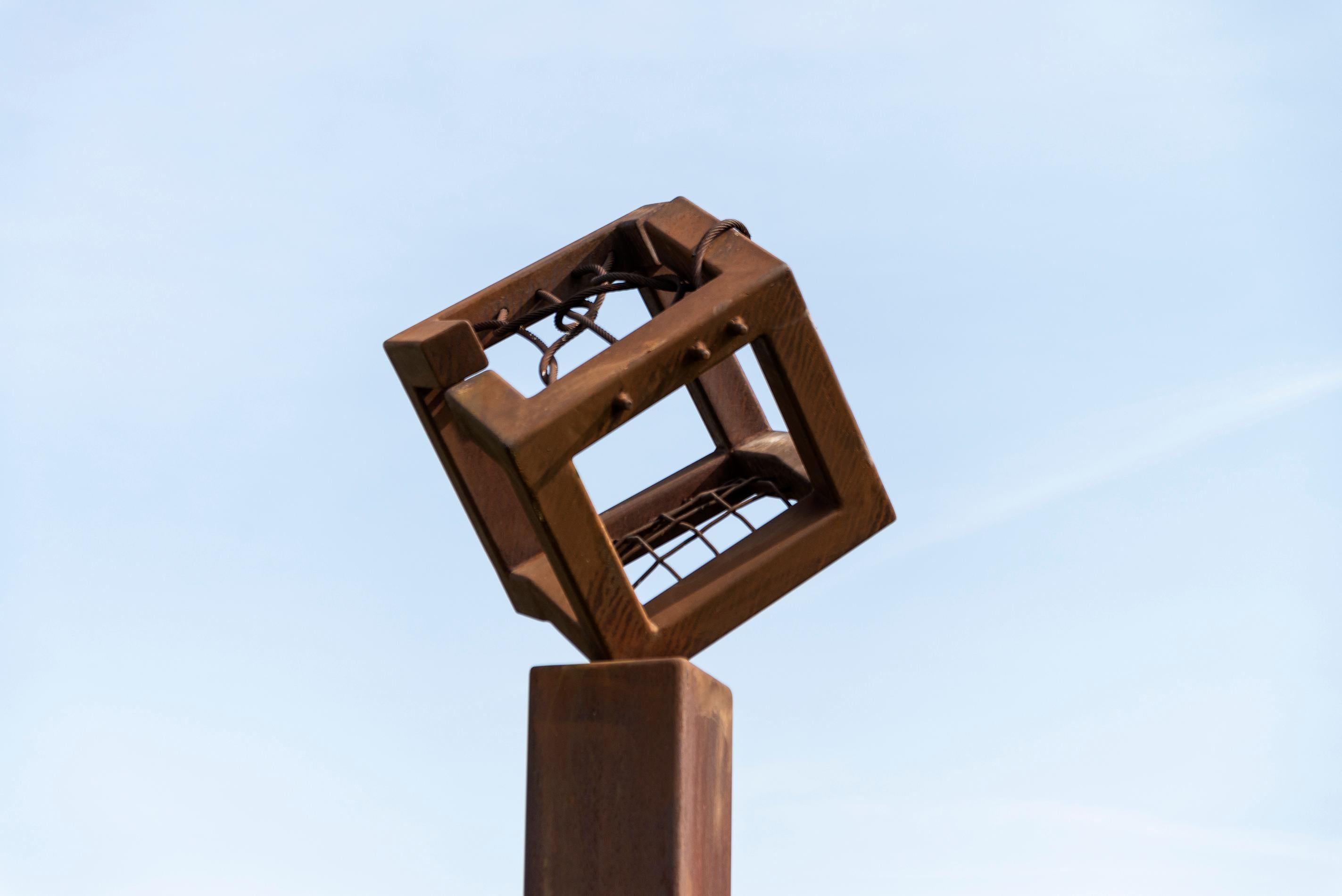 L'artiste québécois Claude Millette crée des sculptures uniques et fascinantes depuis plus de quatre décennies. Cette pièce d'extérieur en acier corten présente un cadre ouvert en forme de cube (