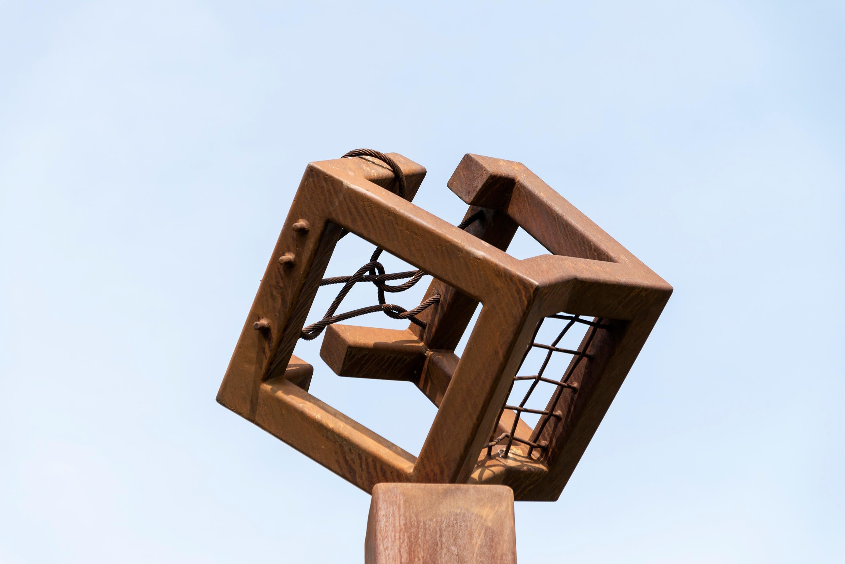 Prehension - hohe, große, geometrische, abstrakte Skulptur aus Cortenstahl für den Außenbereich im Angebot 3