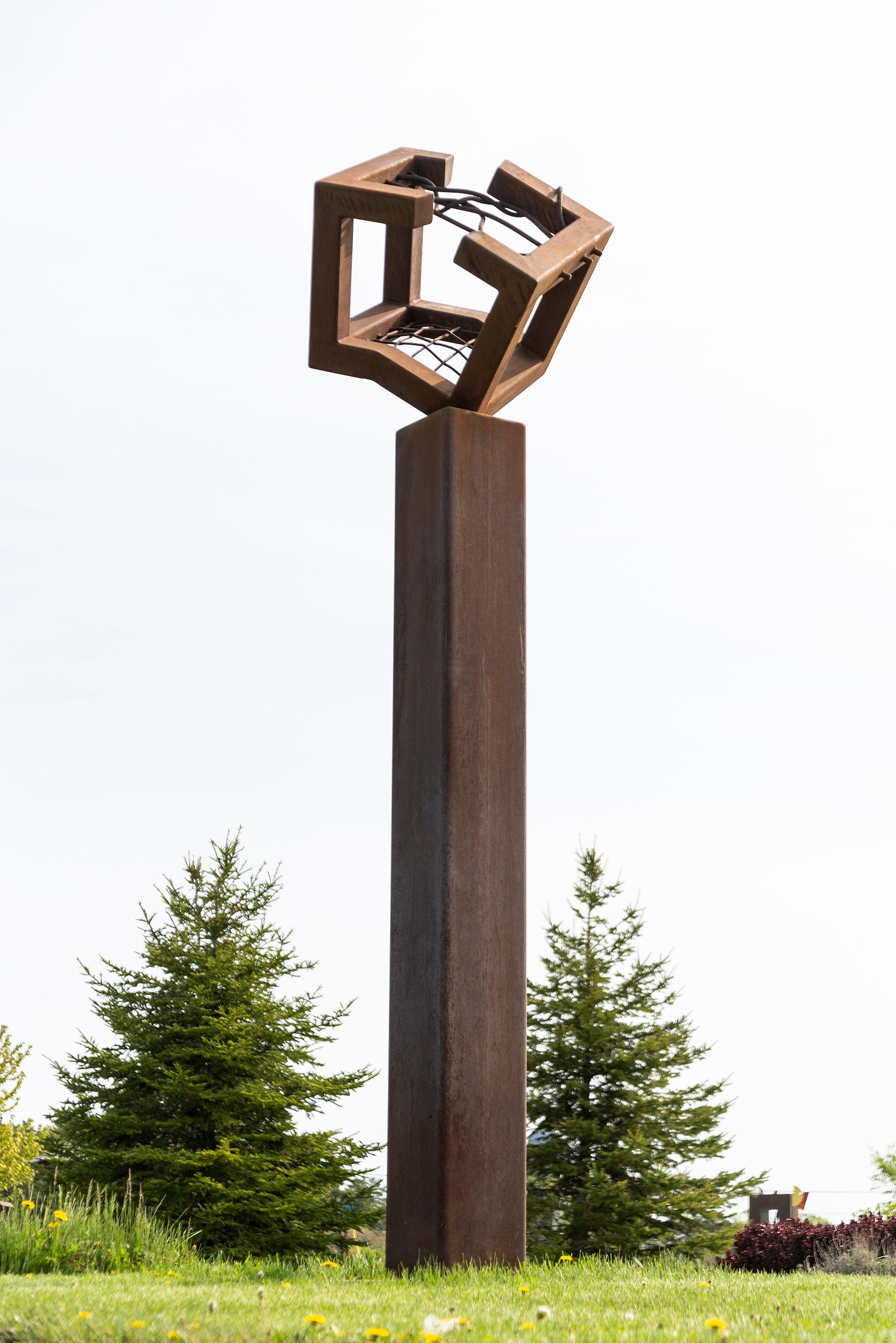 Prehension - hohe, große, geometrische, abstrakte Skulptur aus Cortenstahl für den Außenbereich – Sculpture von Claude Millette