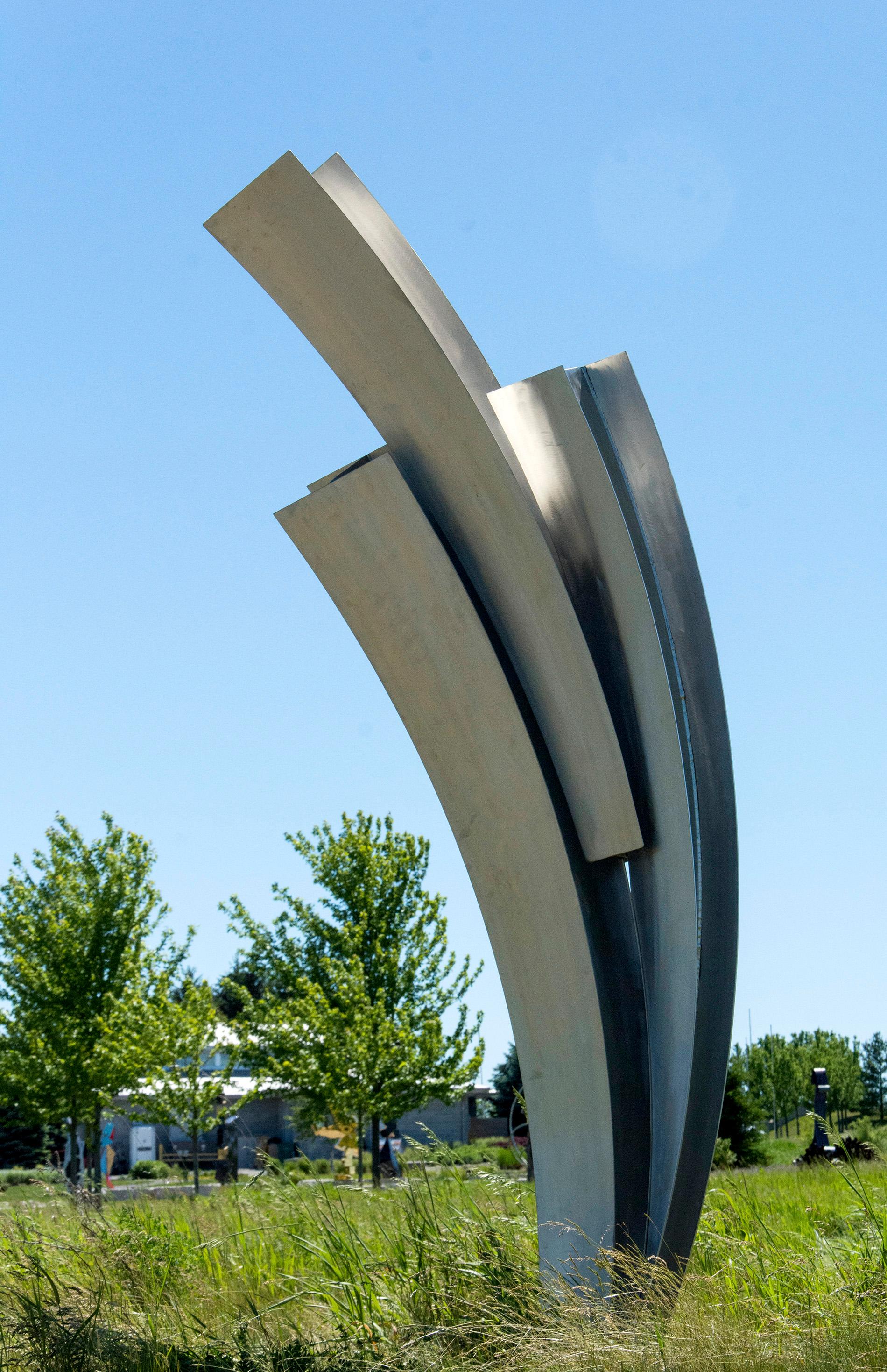 Projection - grande sculpture d'extérieur en acier inoxydable, dynamique et minimaliste - Sculpture de Claude Millette