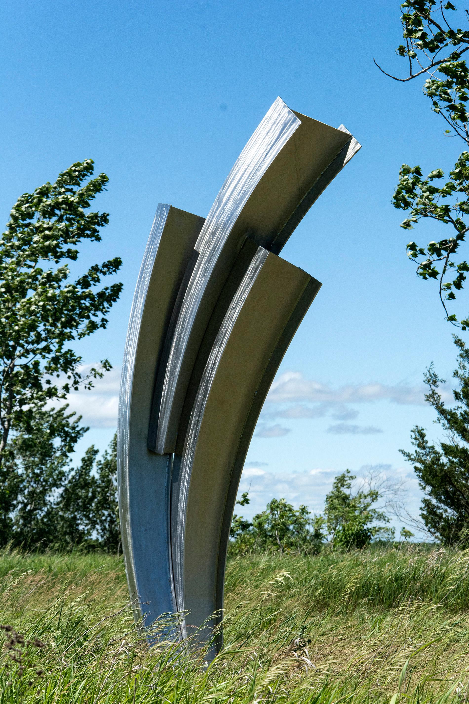 Projection - grande sculpture d'extérieur en acier inoxydable, dynamique et minimaliste - Contemporain Sculpture par Claude Millette