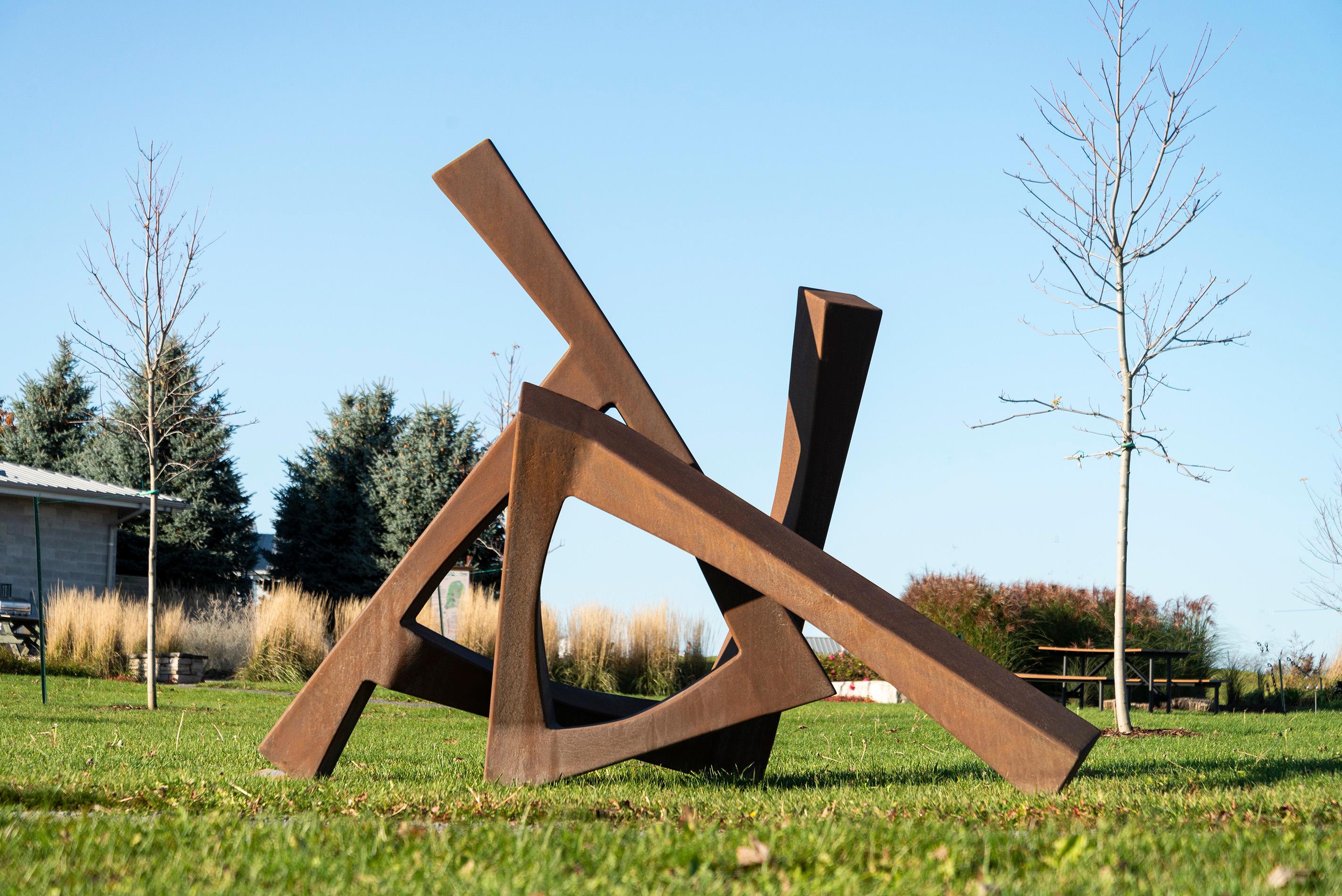 Trajectory No 7 – große, geometrische, abstrakte, Corten-Stahlskulptur für den Außenbereich – Sculpture von Claude Millette