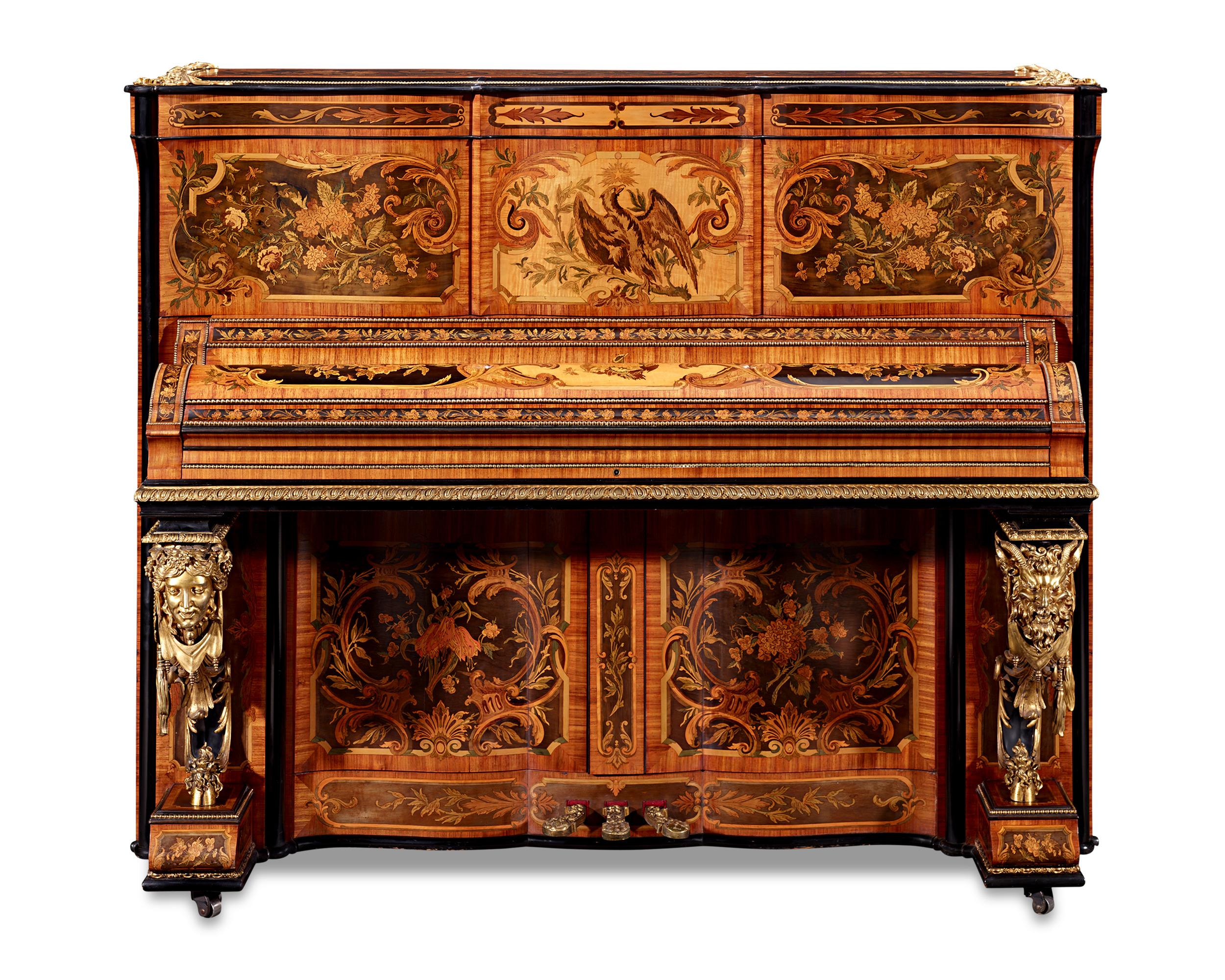 Dieses von dem berühmten französischen Kunsthandwerker und Autor Claude Montal gefertigte Klavier wurde 1851 auf der berühmten Crystal Palace-Ausstellung in London präsentiert, wo es für seine exquisite Handwerkskunst hoch ausgezeichnet wurde. Drei