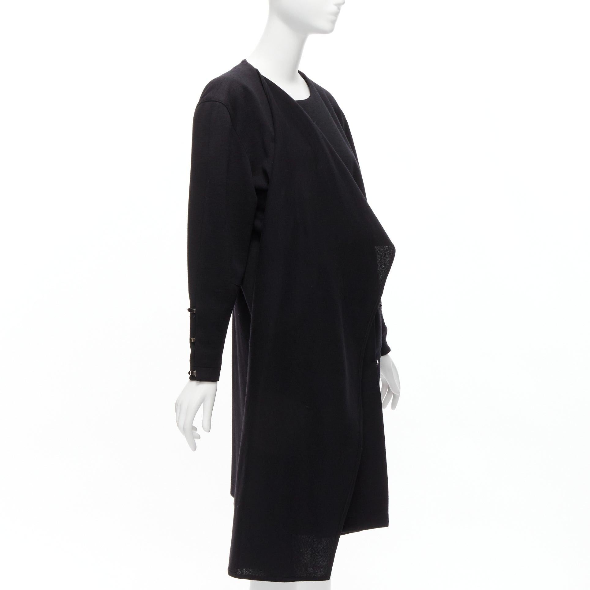 Noir CLAUDE MONTANA 1980 Vintage manteau en laine noire à col écharpe et fermetures à glissière IT9A3 S en vente