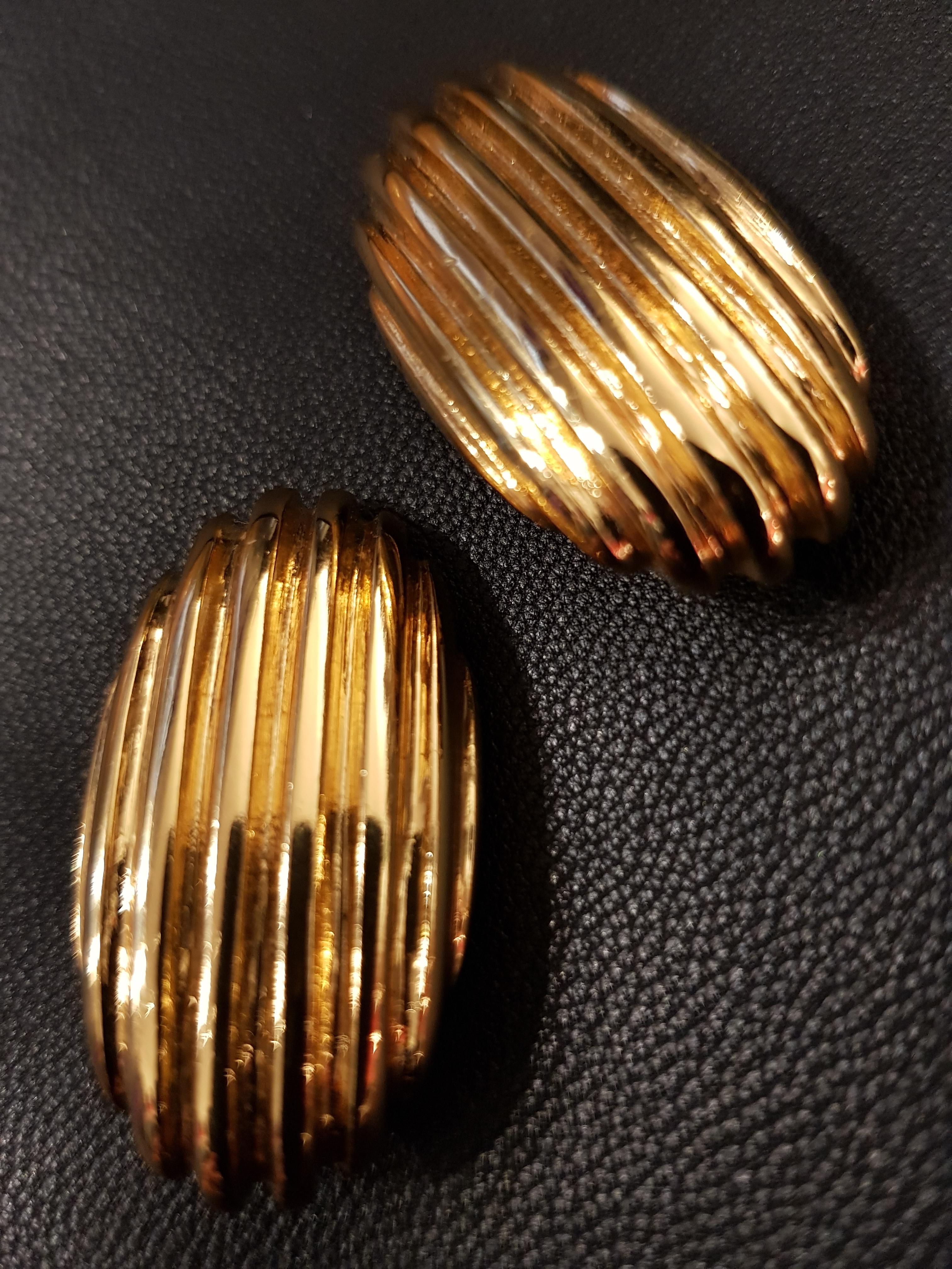 Fabulous Claude Montana 80s gold tone earrings

-Gold-tone
-Signature on the back
-Made in France
-100% Gilt metal
-Circa 1980 - 1989
-Very good conditions