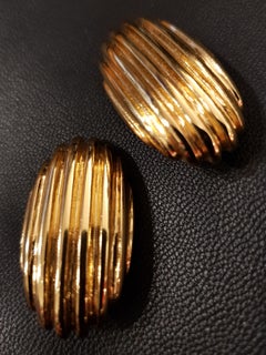 Rari orecchini in oro del 1980 di Claude Montana