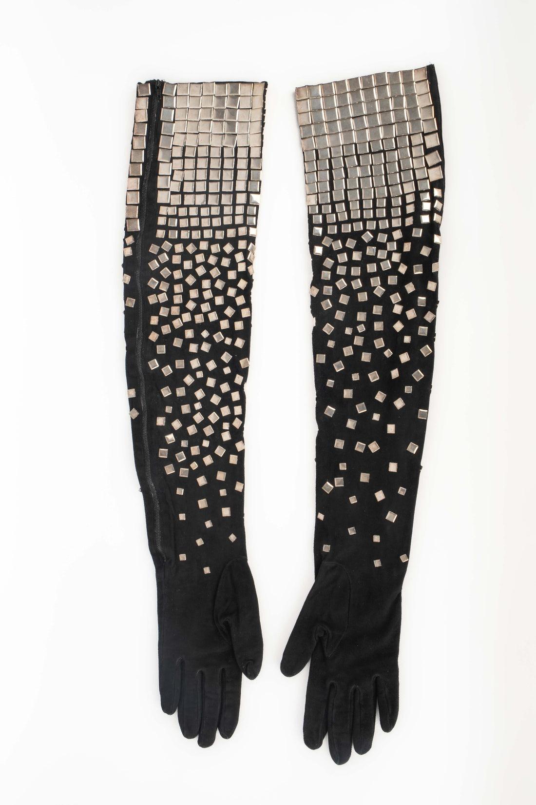 Claude Montana - Black inside-out leather gloves decorated with silvery metallic elements. Not signed accessory from a fashion show.

Additional information:
Condition: Good condition
Dimensions: Length: 65 cm

Seller Reference: ACC242