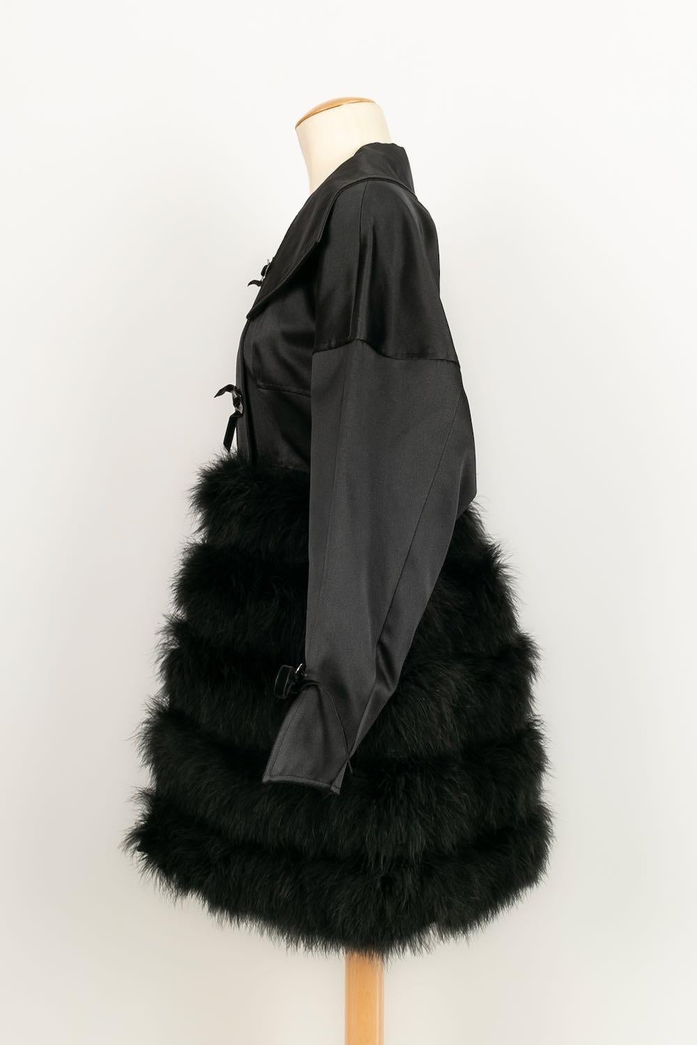Montana -(Made in Italy) Black satin and marabou feather coat. No size indicated, corresponds to a 36 FR. Fall/Winter 1993 collection.

Additional information: 
Dimensions: Shoulder width: 41 cm, Chest: 43 cm, Waist: 33 cm, Sleeve length: 56 cm,