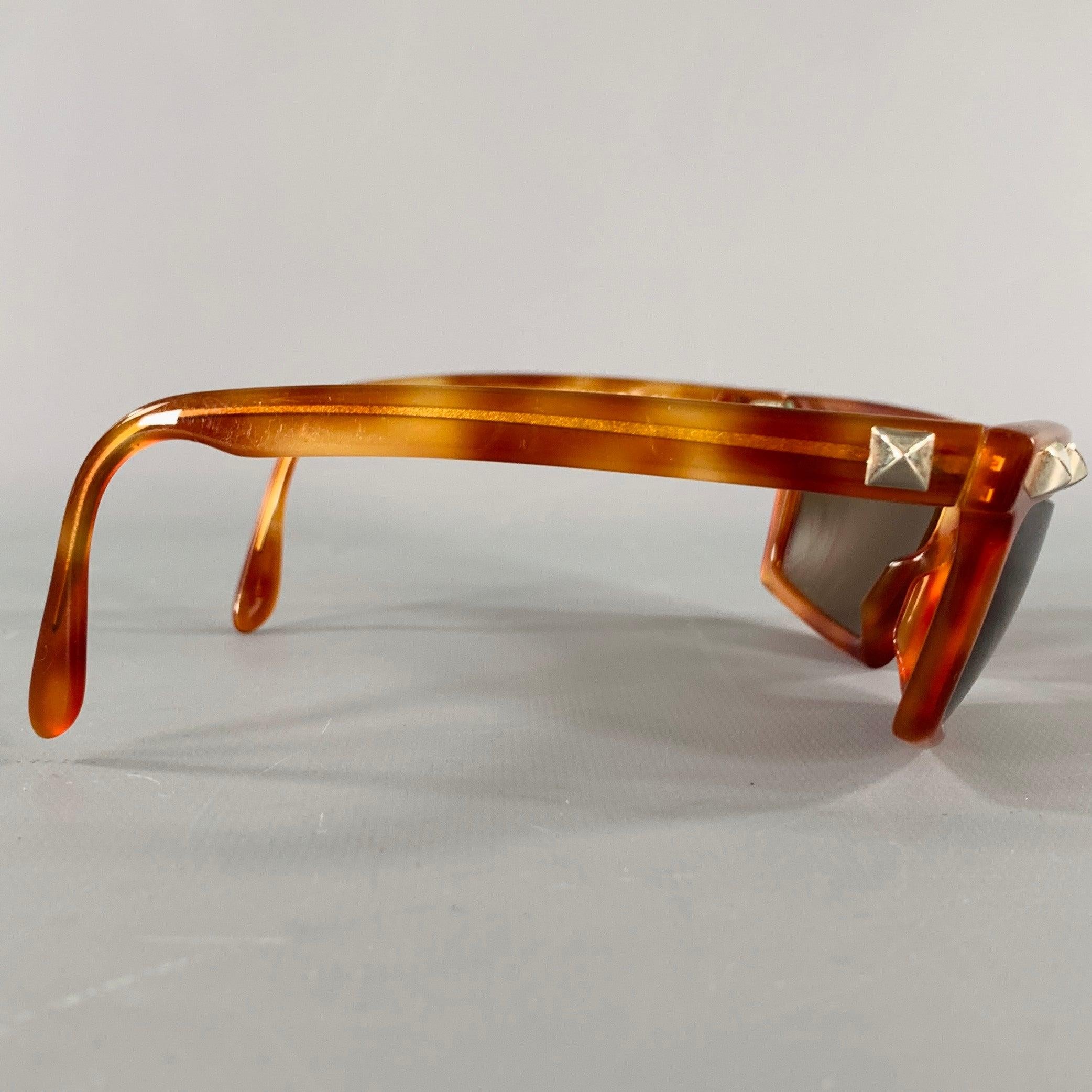 CLAUDE MONTANA x MIKLI sunglasses
in a brown tortoiseshell acetate featuring a square shape, and studded design. Handmade in France.Very Good Pre-Owned Condition.
Moderate signs of wear. 

Marked:   55 053 am 88 

Measurements: 
  Frame Width: 15.5