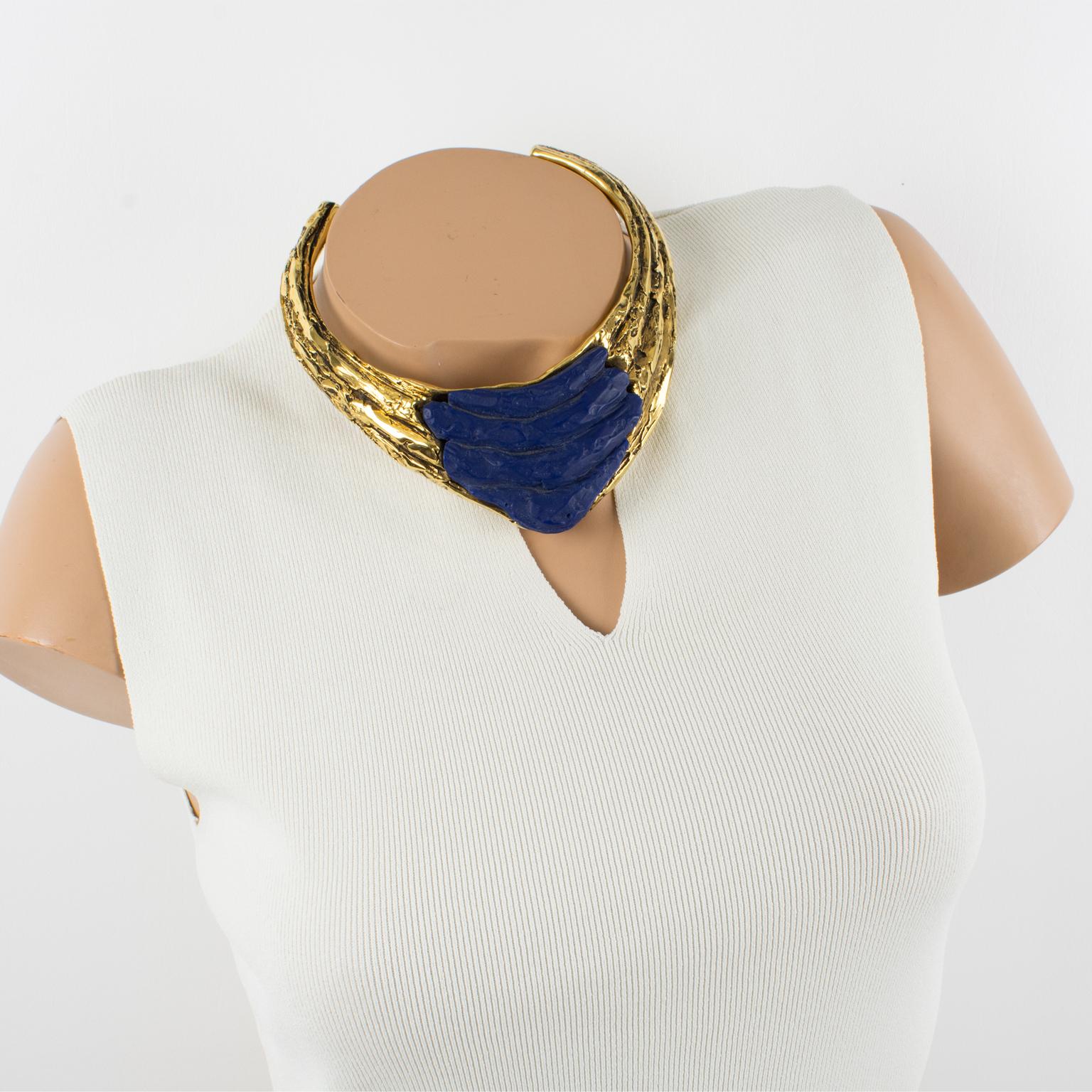 Claude Montana Paris a créé ce spectaculaire collier autour du cou pour Claire Design/One dans les années 1980. La forme massive du couple présente un design futuriste brutaliste construit avec de la résine recouverte de métal doré. La pièce est