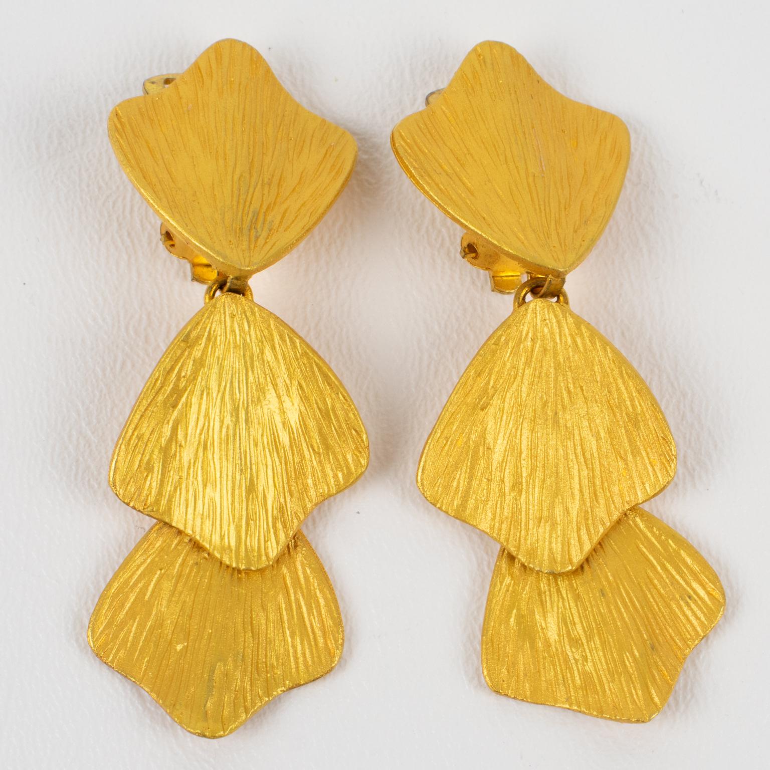 Modernist Claude Montana for Marie Paris Textured Gilt Metal Dangle Clip Earrings For Sale