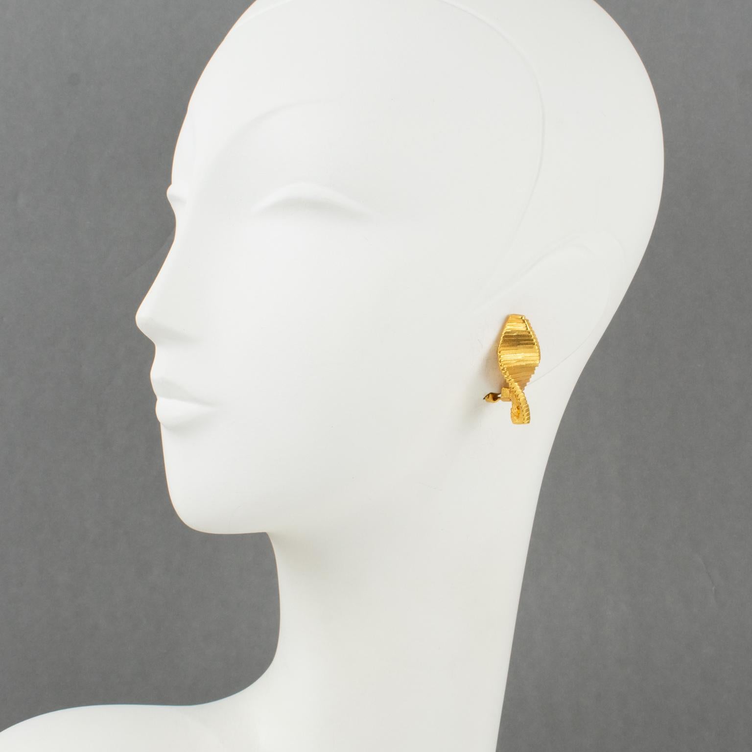 Diese hübschen, modernistischen, geometrischen Ohrringe zum Anstecken wurden von Claude Montana entworfen und zeichnen sich durch ein futuristisches dreidimensionales, vergoldetes Metall aus, das mit einem satinierten Finish und einem geschnitzten