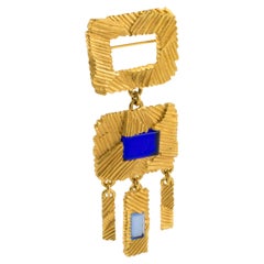 Spilla futuristica in metallo dorato con ciondolo e cabochon blu di Claude Montana