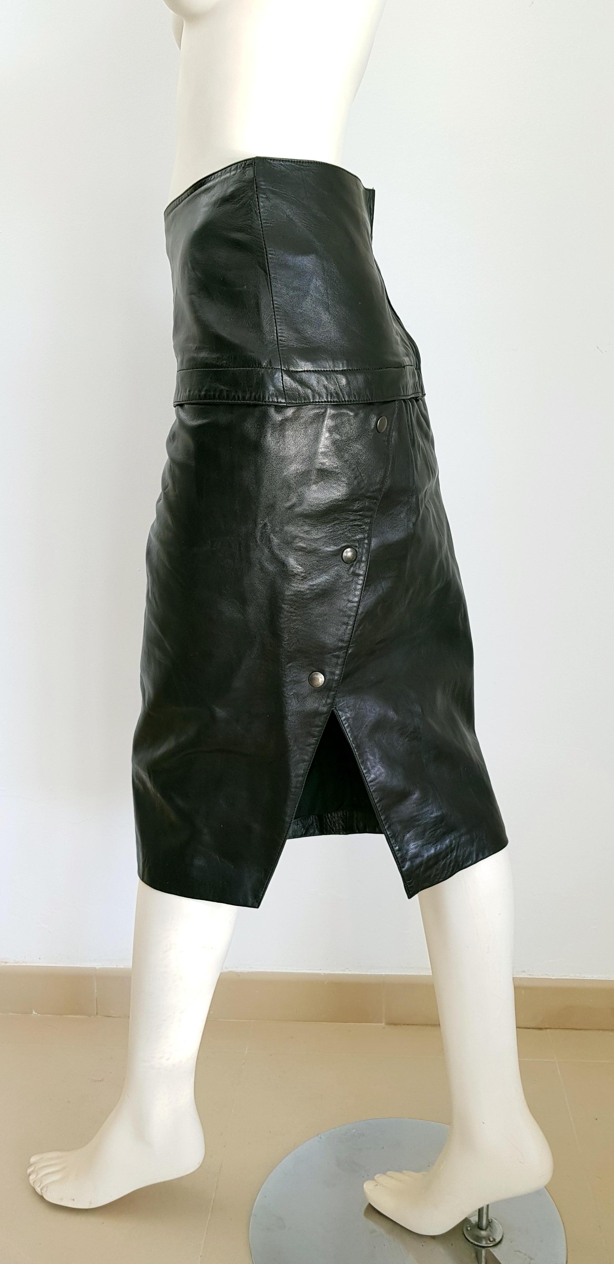 Claude MONTANA black lambskin leather high waistband skirt - Unworn, New

SIZE: equivalent to about Small / Medium, please review approx measurements as follows in cm: lenght 71, waist circumference 75, hip circumference 97.
TO CONVERT: cm x 0.39 =