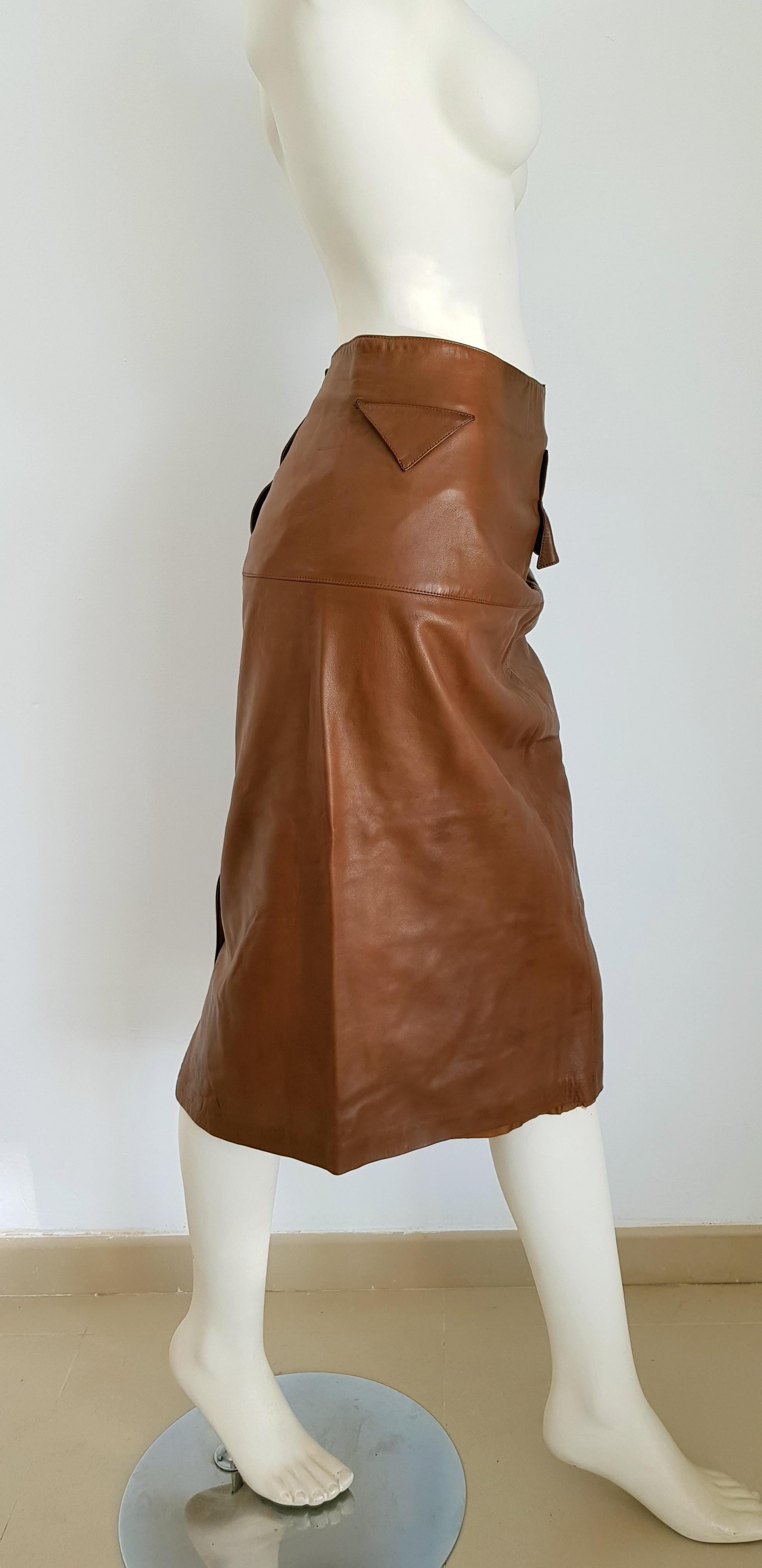 Claude MONTANA brown, buttons on the back, leather skirt - Unworn, New.

SIZE: equivalent to about Small / Medium, please review approx measurements as follows in cm: lenght 70, waist circumference 74, hip circumference 95.
TO CONVERT: cm x 0.39 =