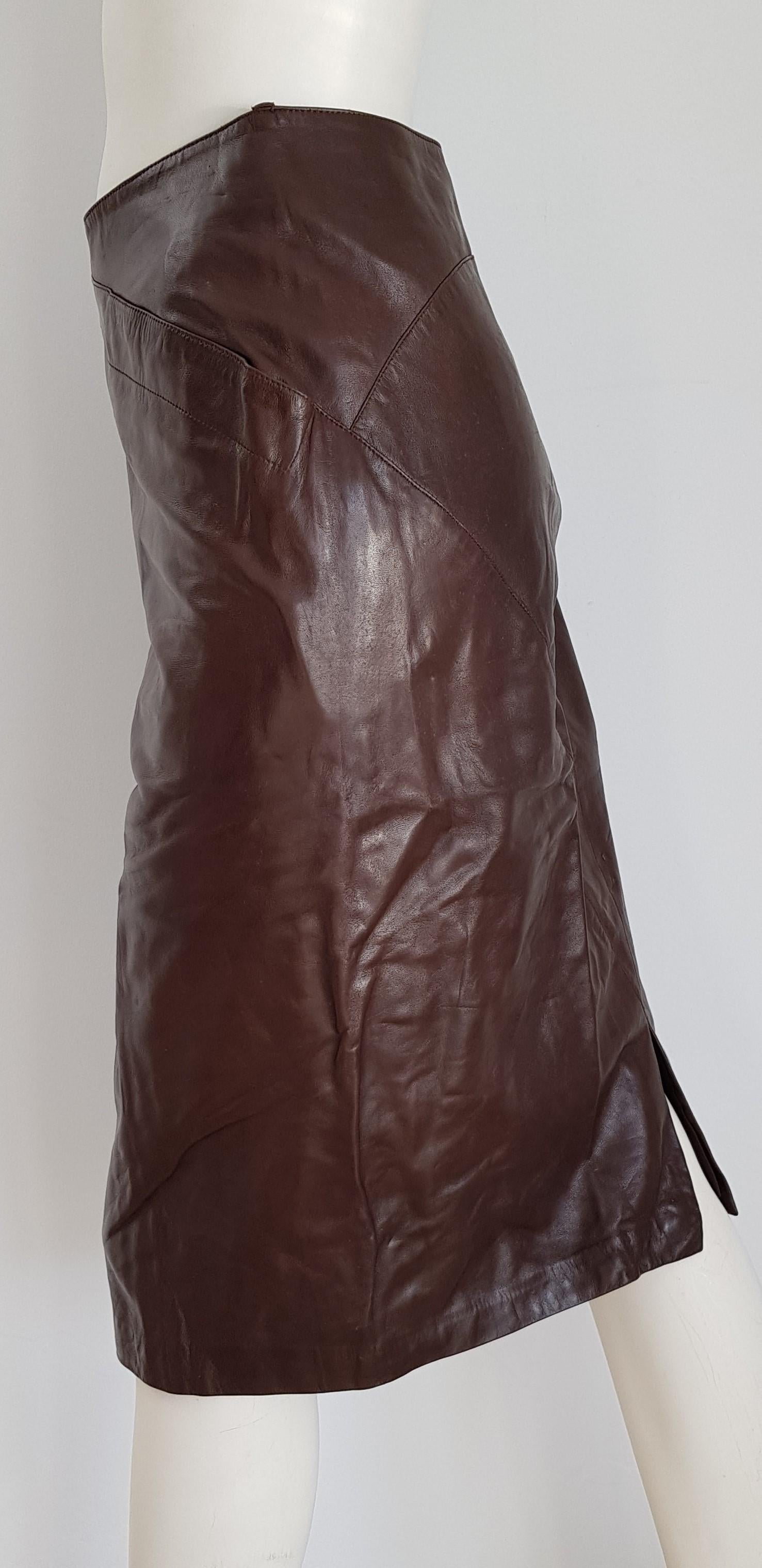 Claude MONTANA brown with slanted front pockets lambskin leather skirt - Unworn, New.

SIZE: equivalent to about Small / Medium, please review approx measurements as follows in cm: lenght 69, waist circumference 75, hip circumference 97.
TO CONVERT: