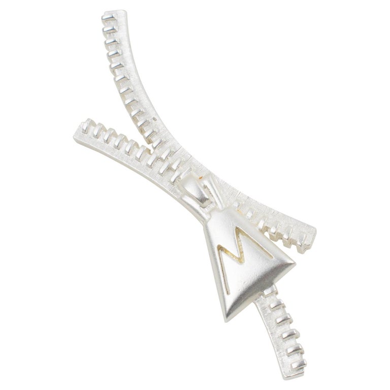 Broche Vintage Authentique Claude Montana - Logo Métal Doré, Excellent état