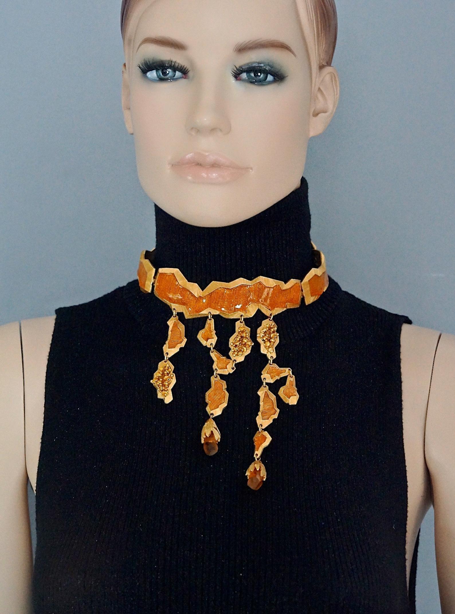 Vintage CLAUDE MONTANA Pour Marie Paris Brutalist Enamel Nugget Lucite Charm Rigid Choker Necklace

Measurements:
Height: 4.92 inches (12.5 cms)
Circumference: 13.58 inches (34.5 cm)

Features:
- 100% Authentic CLAUDE MONTANA pour MARIE PARIS.
-