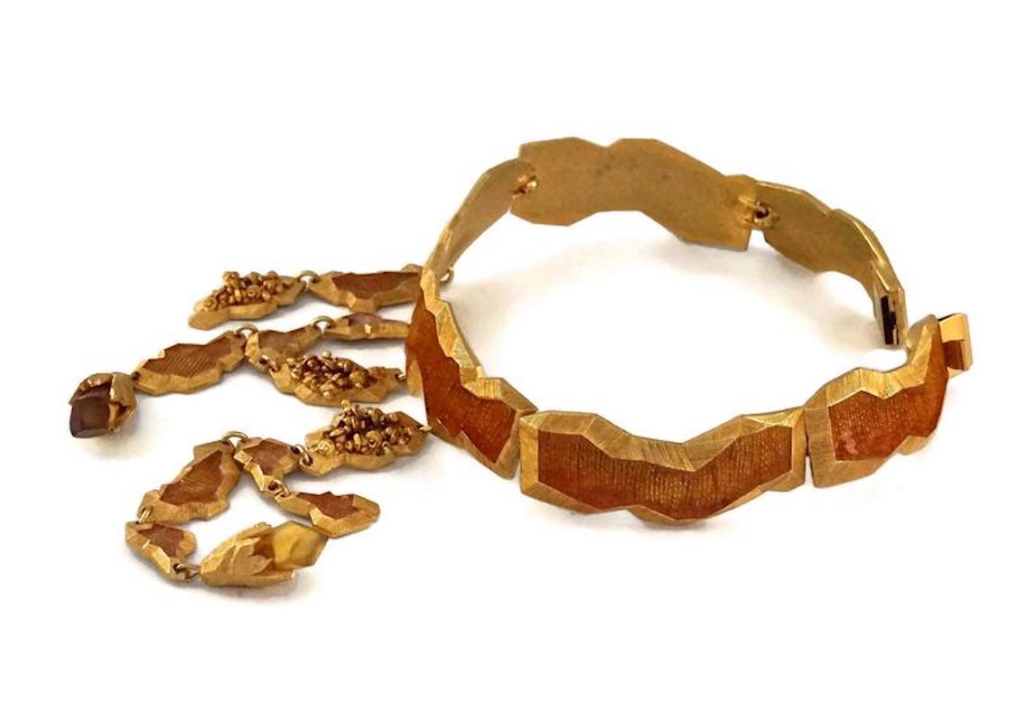 CLAUDE MONTANA Pour Marie Paris Enamel Nugget Lucite Charm Rigid Choker Necklace In Excellent Condition In Kingersheim, Alsace