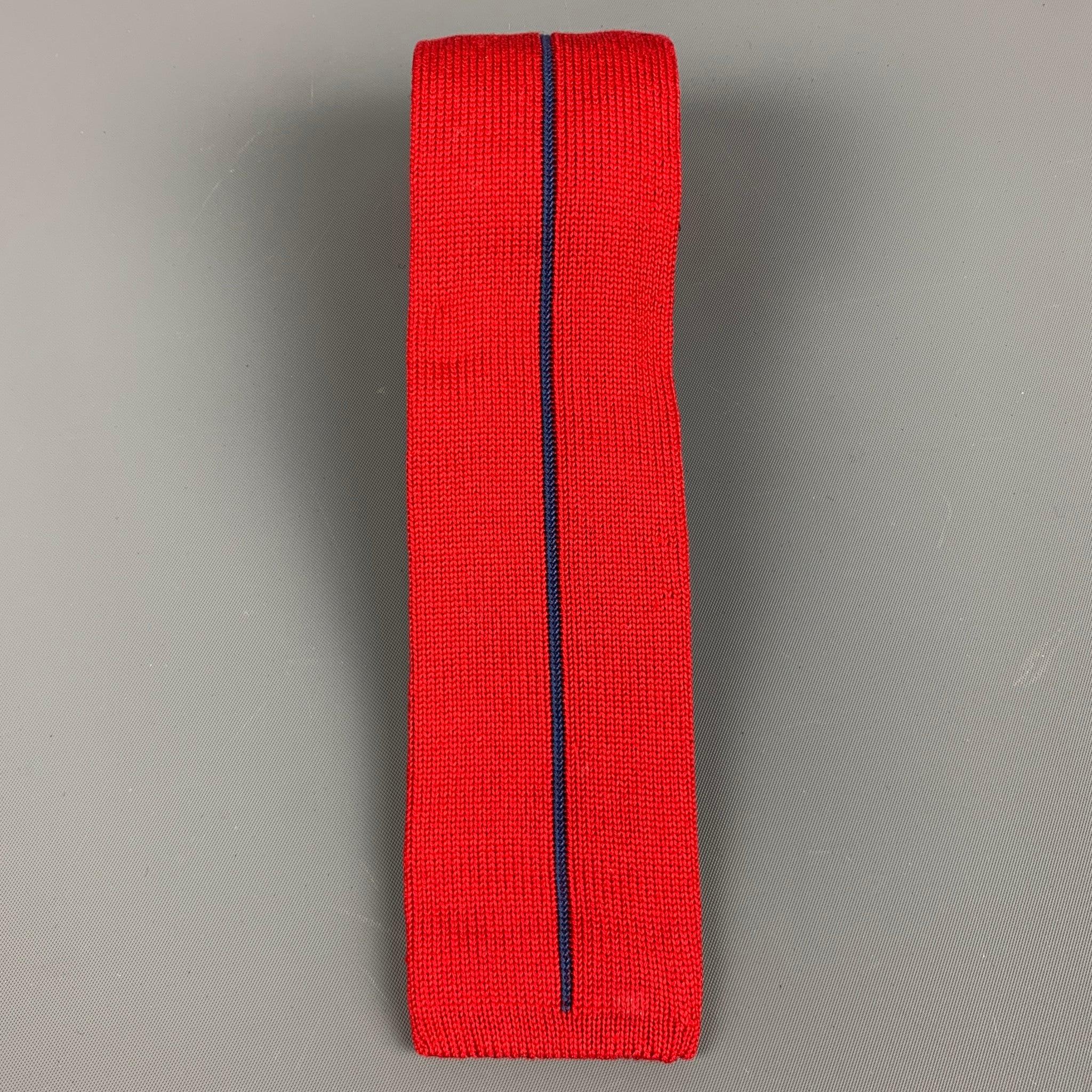 CLAUDE MONTANA
Krawatte aus rotem Baumwollstrick mit schmalen vertikalen blauen Streifen. Made in Italy Ausgezeichneter Pre-Owned Zustand. 

Abmessungen: 
  Breite: 2 Zoll Länge: 49 Zoll 
  
  
 
Referenz: 127989
Kategorie: Krawatte
Mehr Details
   