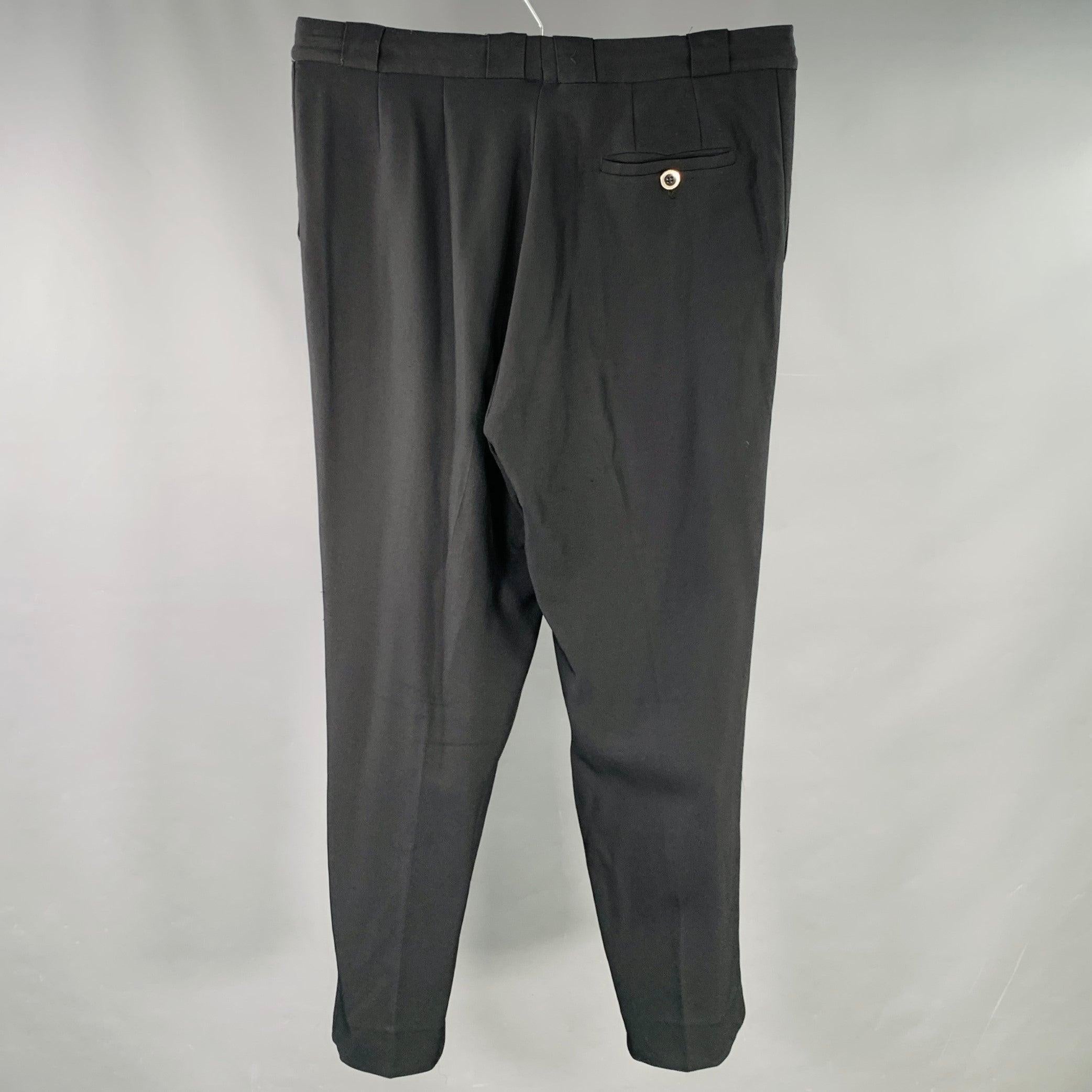 Pantaloni da abito vintage Claude Montana
in twill nero, stile piatto, gamba affusolata e chiusura con zip. Made in Italy.Buone condizioni vintage. Moderato pilling e segni di usura, così com'è. 

Contrassegnato:   dimensioni non segnate 

Misure: 
