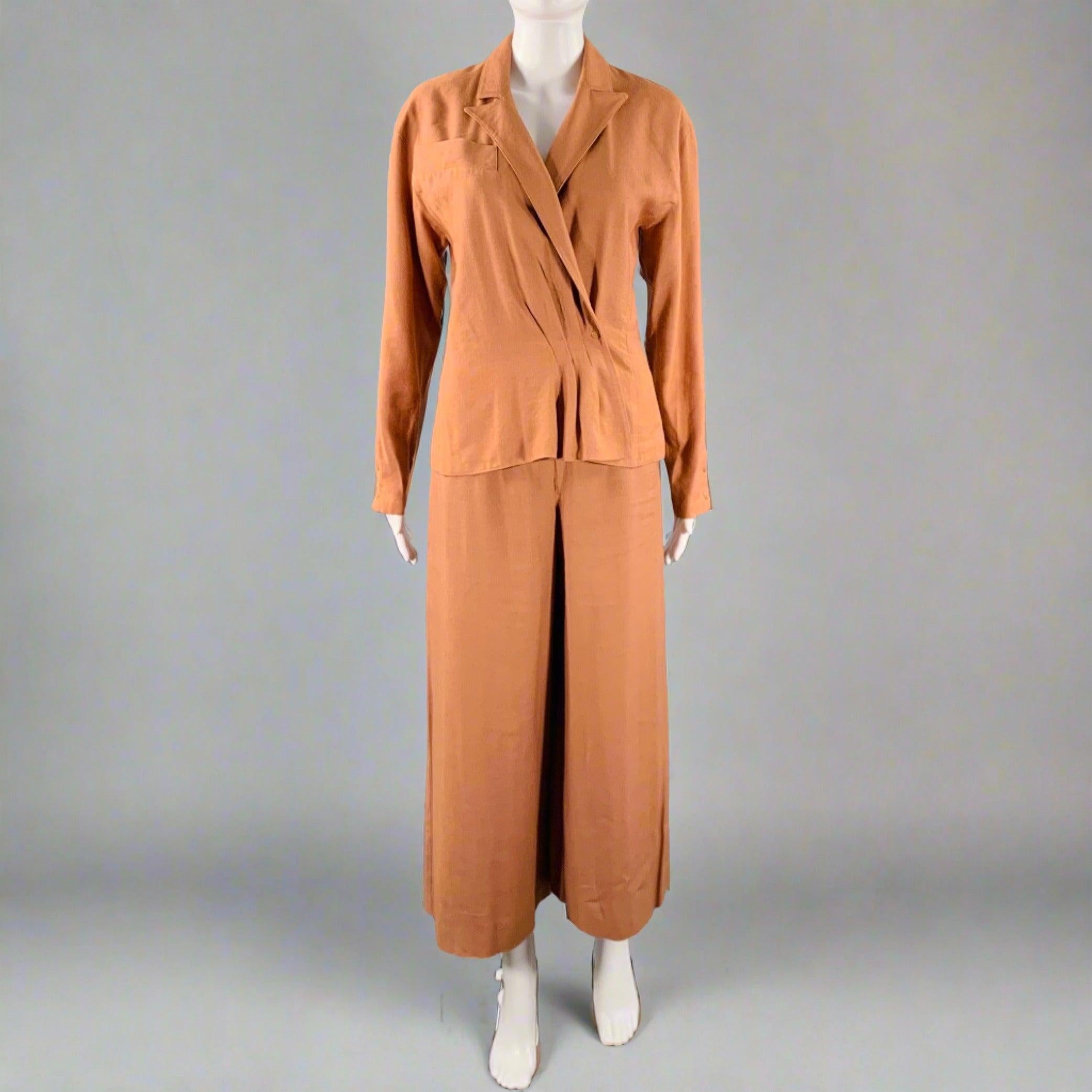 Tailleur pantalone d'epoca Claude Montana
in misto lino elasticizzato marrone e comprende una giacca con bavero a punta e chiusura a scatto singolo e pantaloni a gamba larga plissettati abbinati. Made in Italy.Condizioni vintage molto buone.