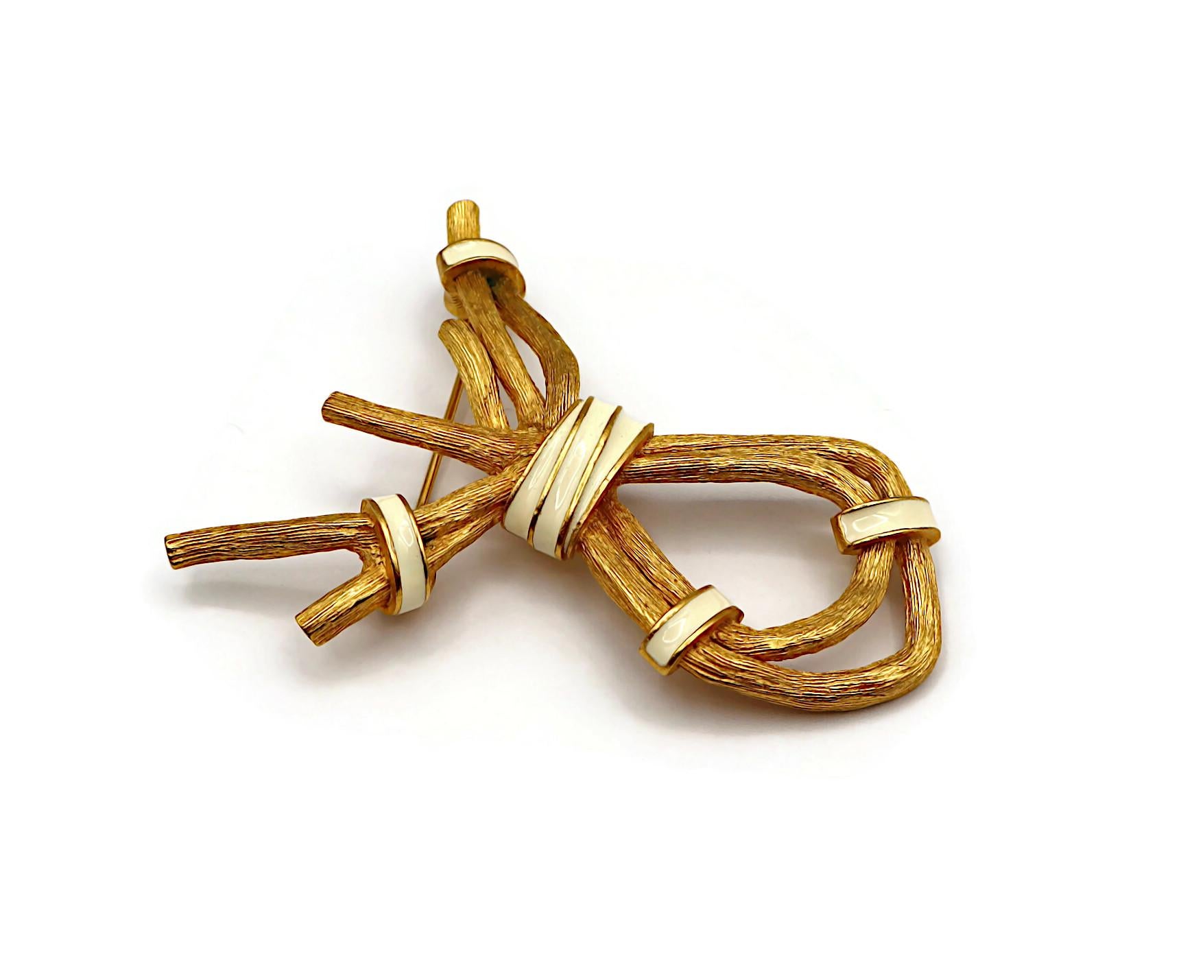 CLAUDE MONTANA Vintage Gold Tone & White Enamel Ribbed Branches Brooch In Good Condition For Sale In Nice, FR