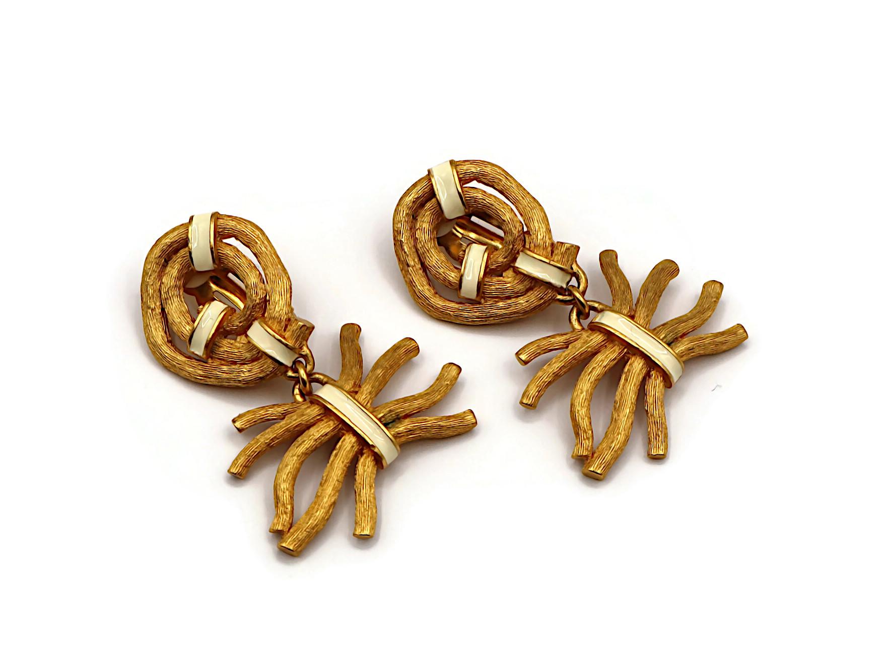 CLAUDE MONTANA Vintage Gold Tone & White Enamel Ribbed Branches Dangle Earrings In Good Condition For Sale In Nice, FR