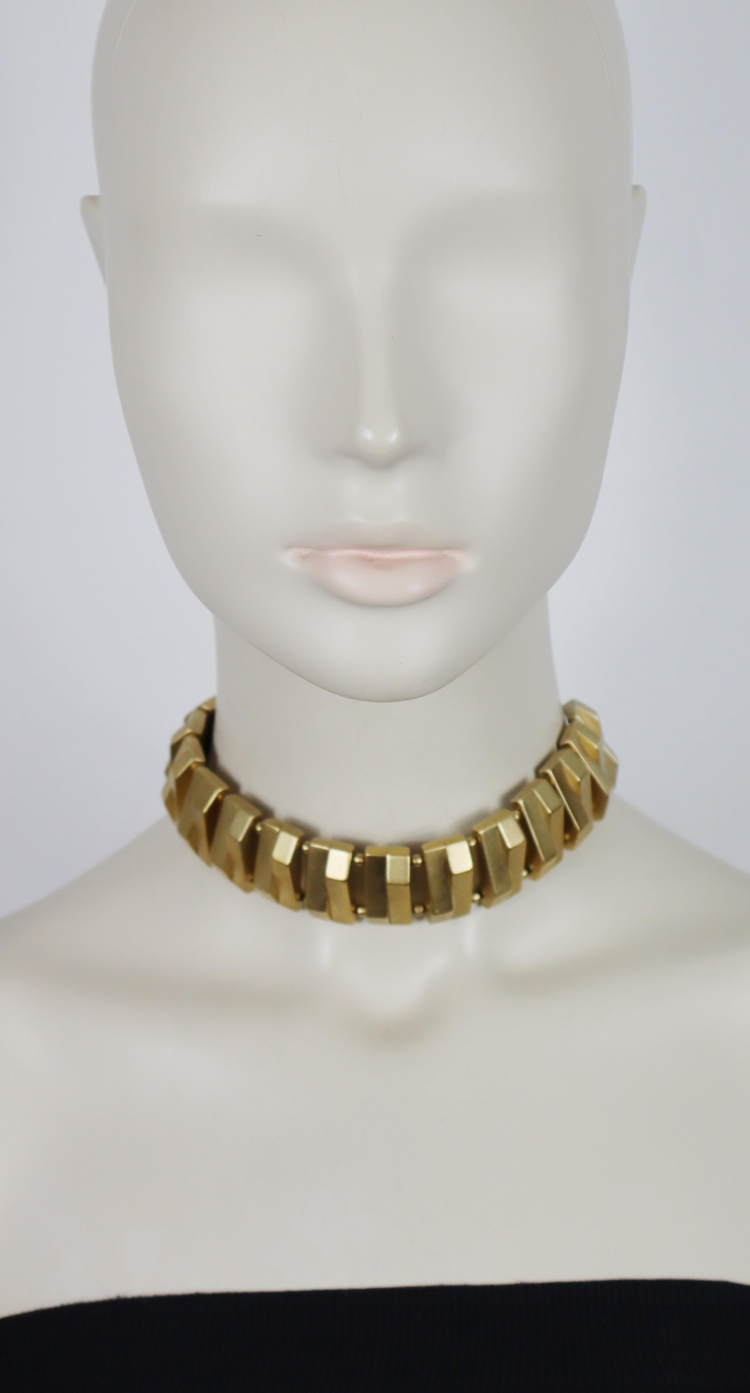 CLAUDE MONTANA vintage matte gold tone geometric link necklace.

Adjustable lobster clasp closure.

Embossed MONTANA Paris.

Indicative measurements : ajustable length from approx. 34 cm (13.39 inches) to approx. 38 cm (14.96 inches) / width approx.