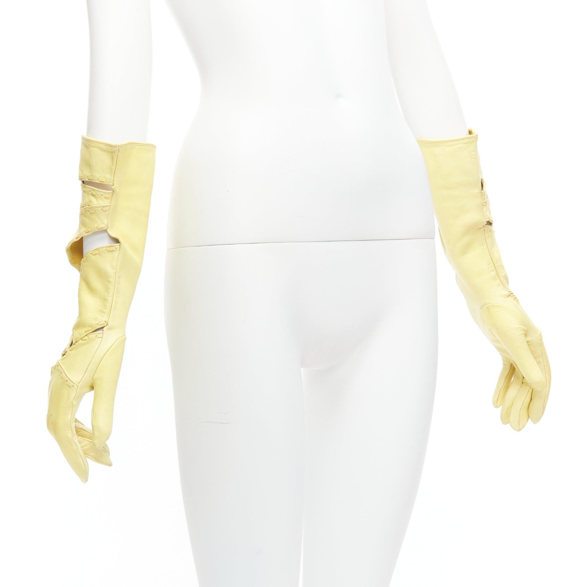 CLAUDE MONTANA Vintage Gelbe Vintage-Handschuhe aus Leder mit Steppstich und Ausschnitt US7 Damen im Angebot