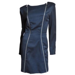 Robe à fermeture éclair avec ceinture à maillons métalliques de Claude Montana