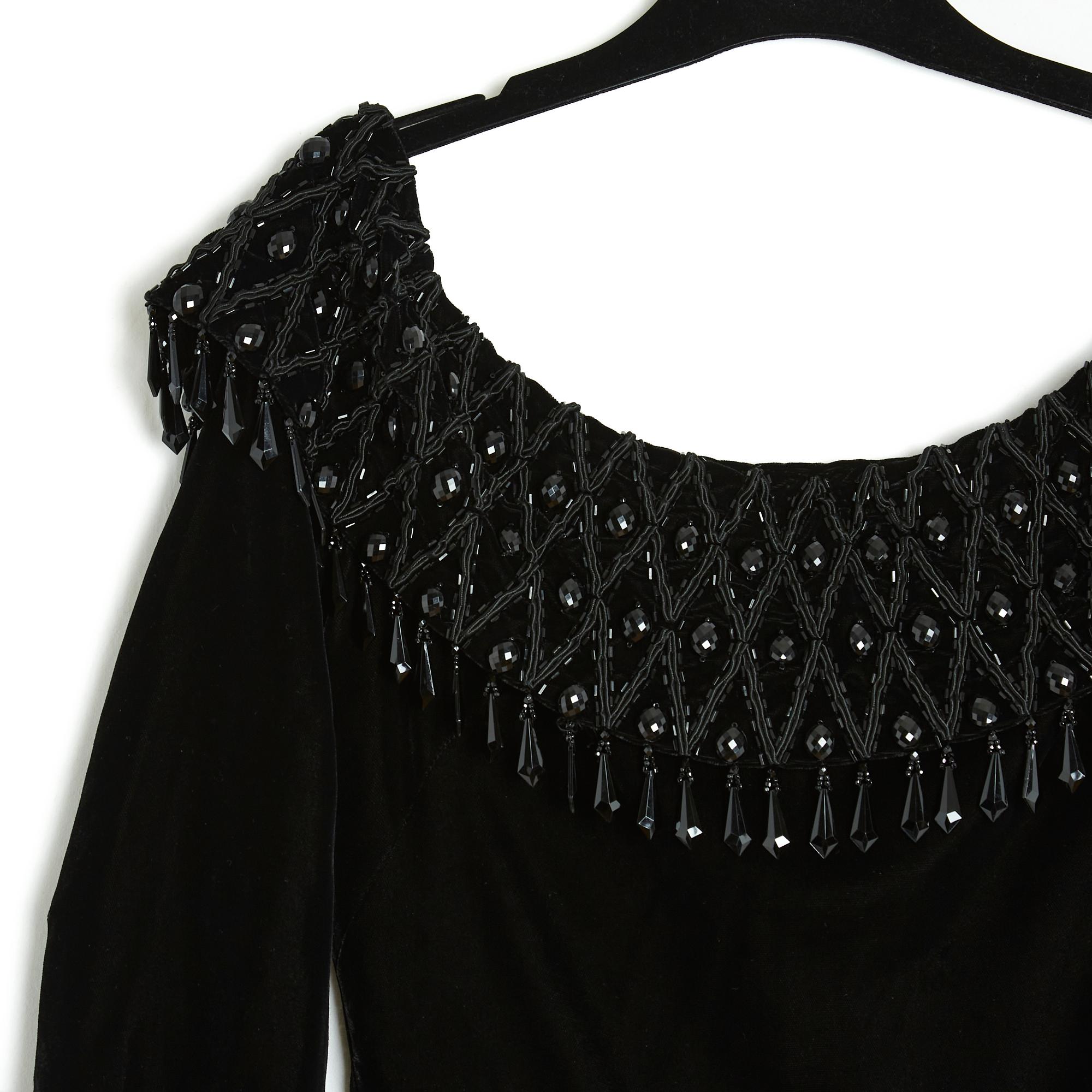 Claude Riha Haute Couture dress from the 1980s, the top in silk velvet embroidered with mobile black glass beads around the wide boat neck and at the waist, 2/3 sleeves, the skirt in silk taffeta lined with a weighted petticoat, black satin canvas