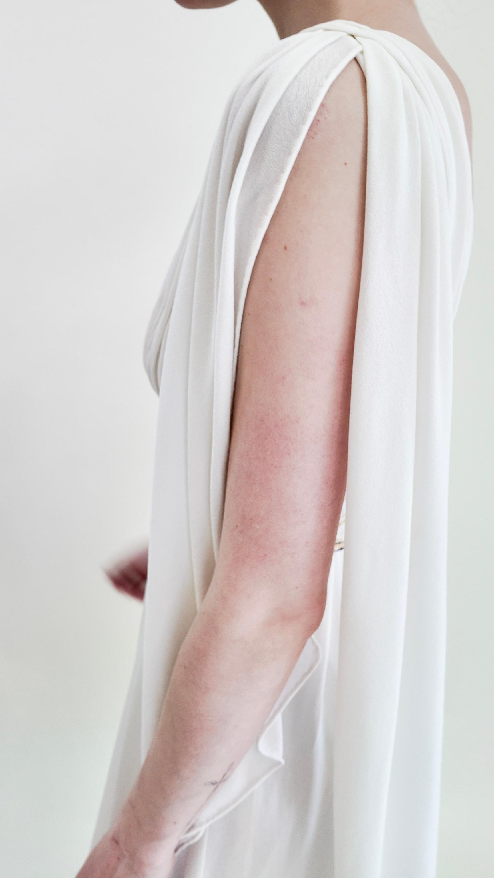 Claude Riha - Vestito bianco con ali d'angelo e perline in vita in vendita 5