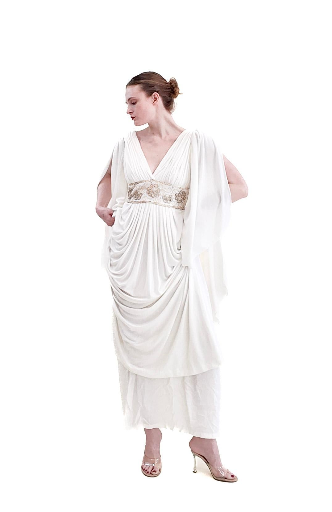 Prova l'eleganza e il comfort con l'abito bianco ad ali d'angelo di Claude Riha. Questo abito con scollo a V è caratterizzato da una splendida cintura di perline, perfetta per aggiungere un tocco vintage al tuo look da sposa. Una scelta ideale per