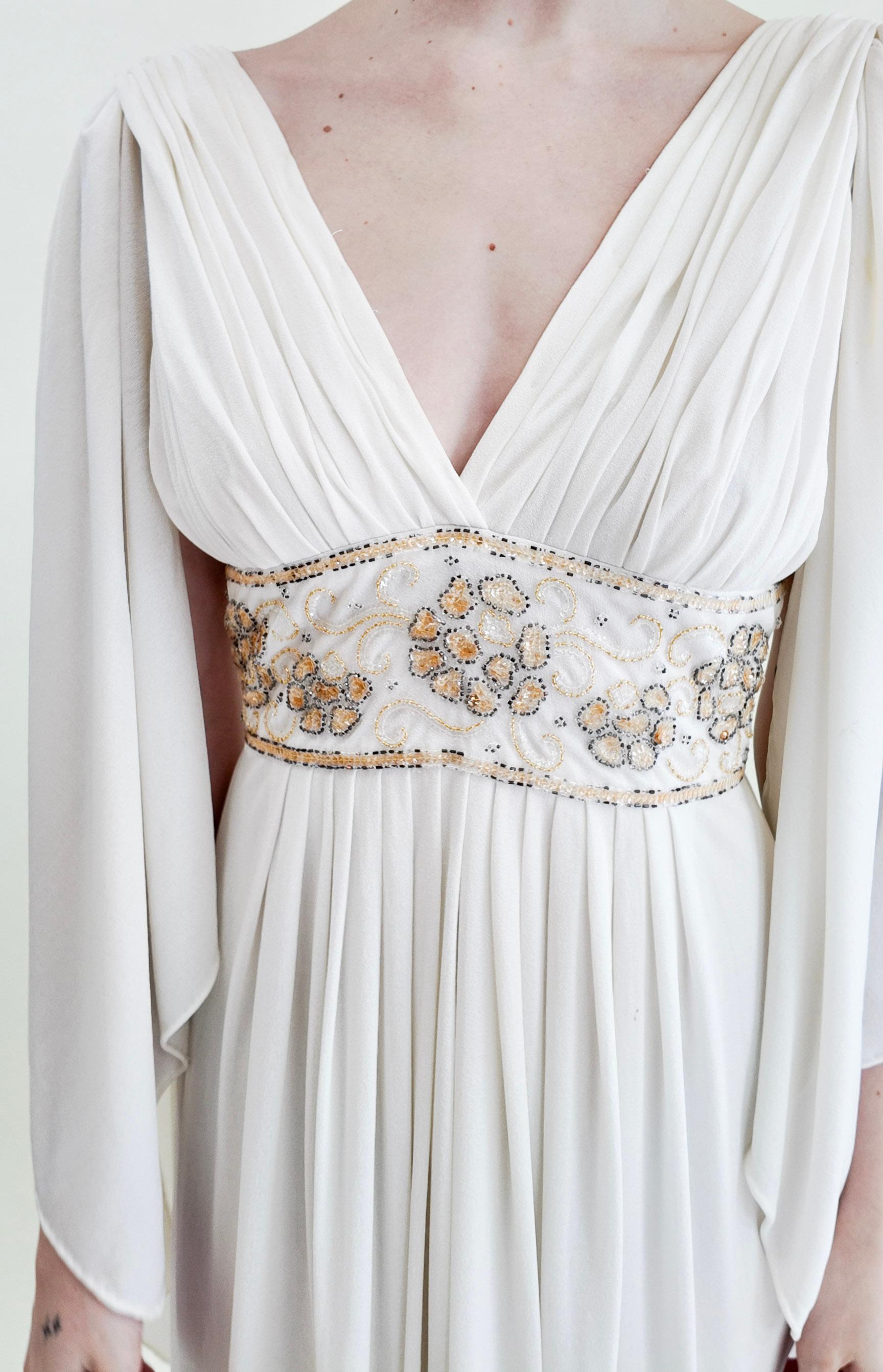 Claude Riha - Vestito bianco con ali d'angelo e perline in vita in vendita 3