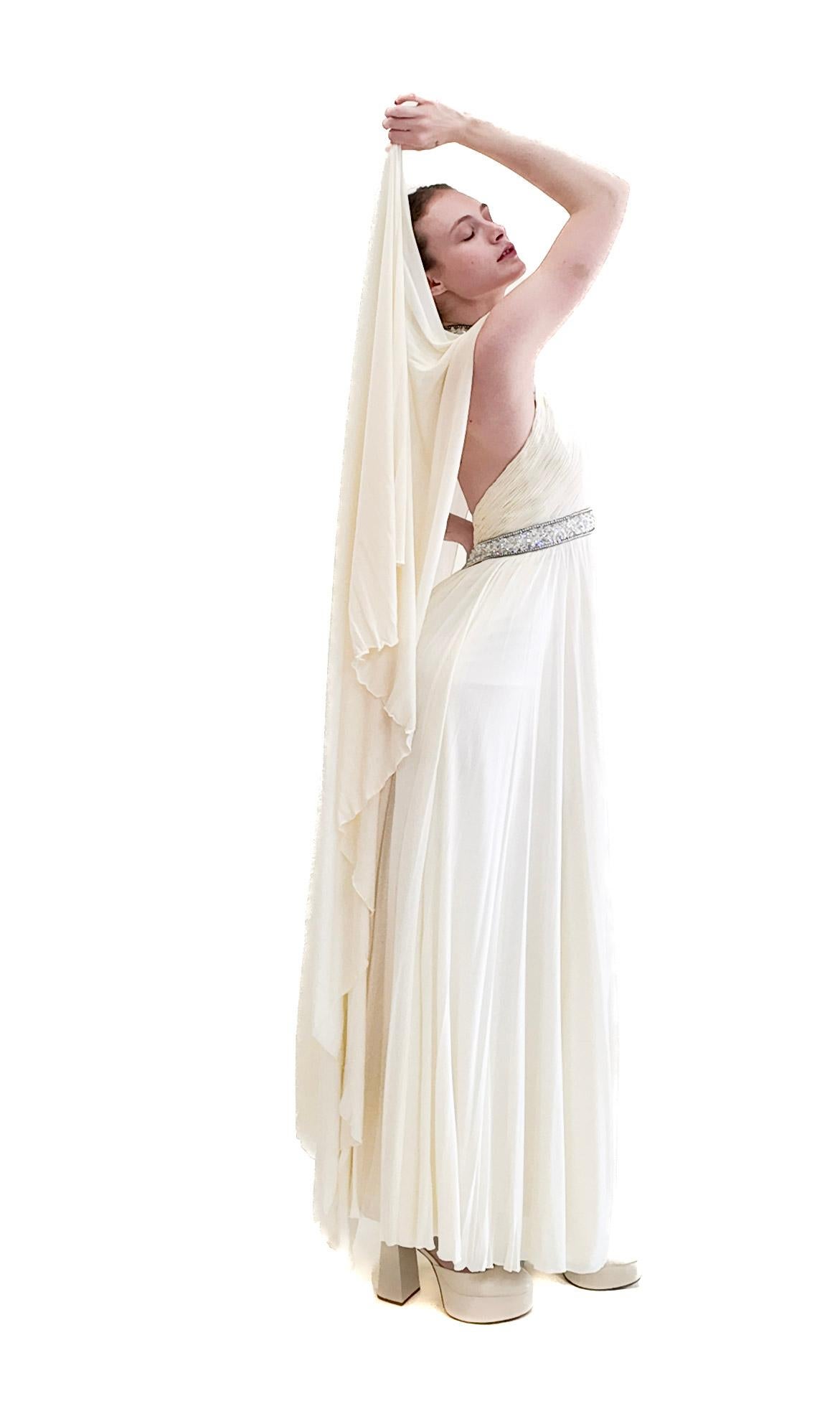 Claude Riha White Caped Gown with Beaded Neckline and Waistline in vendita 2