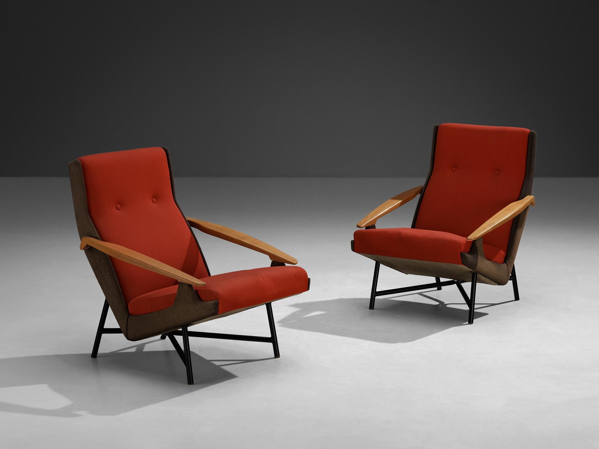 Conjunto de dos tumbonas de haya, metal y tela, de Claude Vassal, Francia, años 50. 

Un par de sillones modernos tapizados en negro y rojo. Estas sillas presentan una interesante combinación de materiales y consiguen así su aspecto único. La base