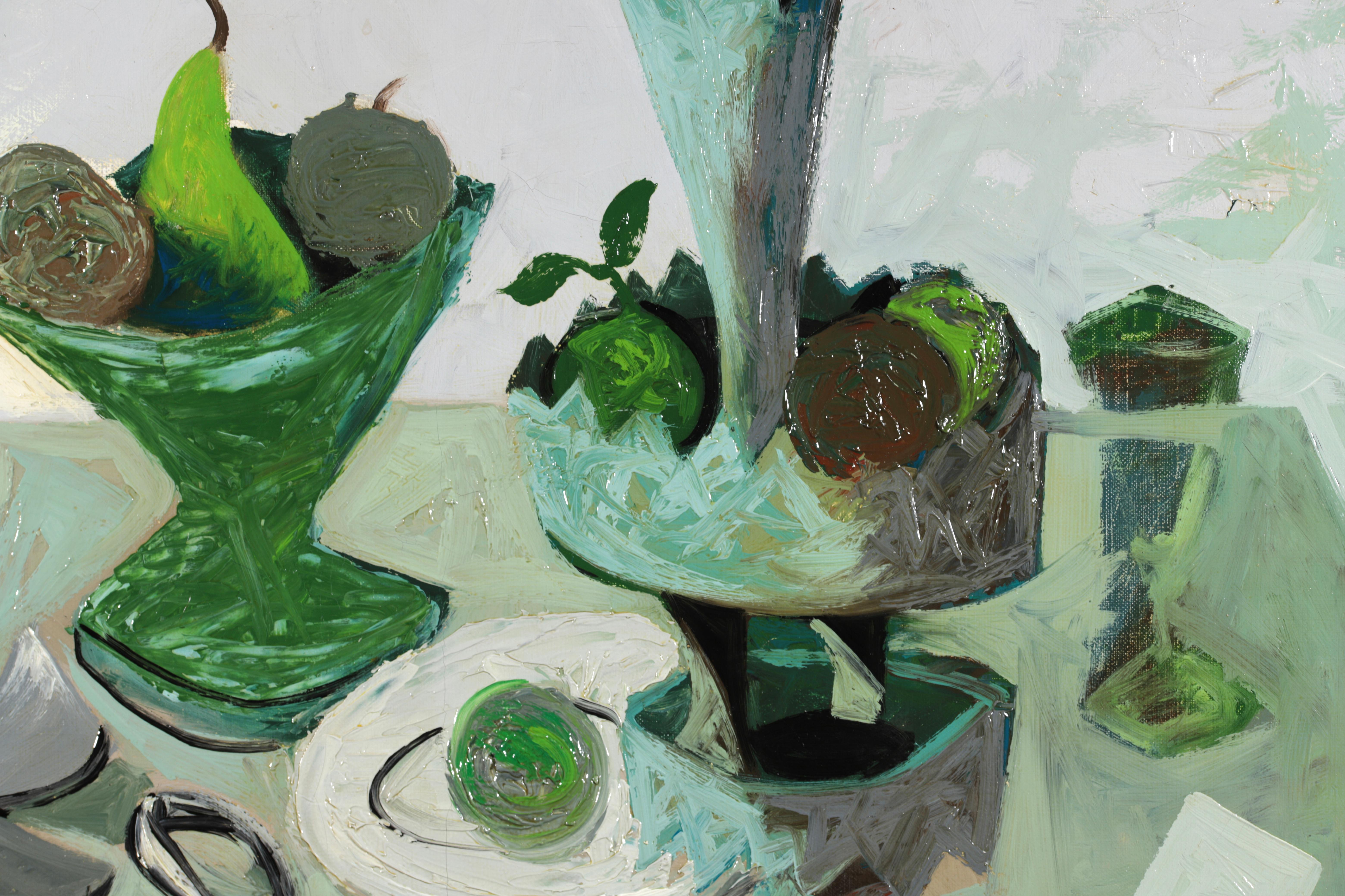 Huile sur toile post-cubiste signée, datant de 1950, du peintre français Claude Venard. L'œuvre, peinte principalement dans des tons verts et gris, représente divers objets posés sur une table - un vase contenant un pinceau, des coupes de fruits