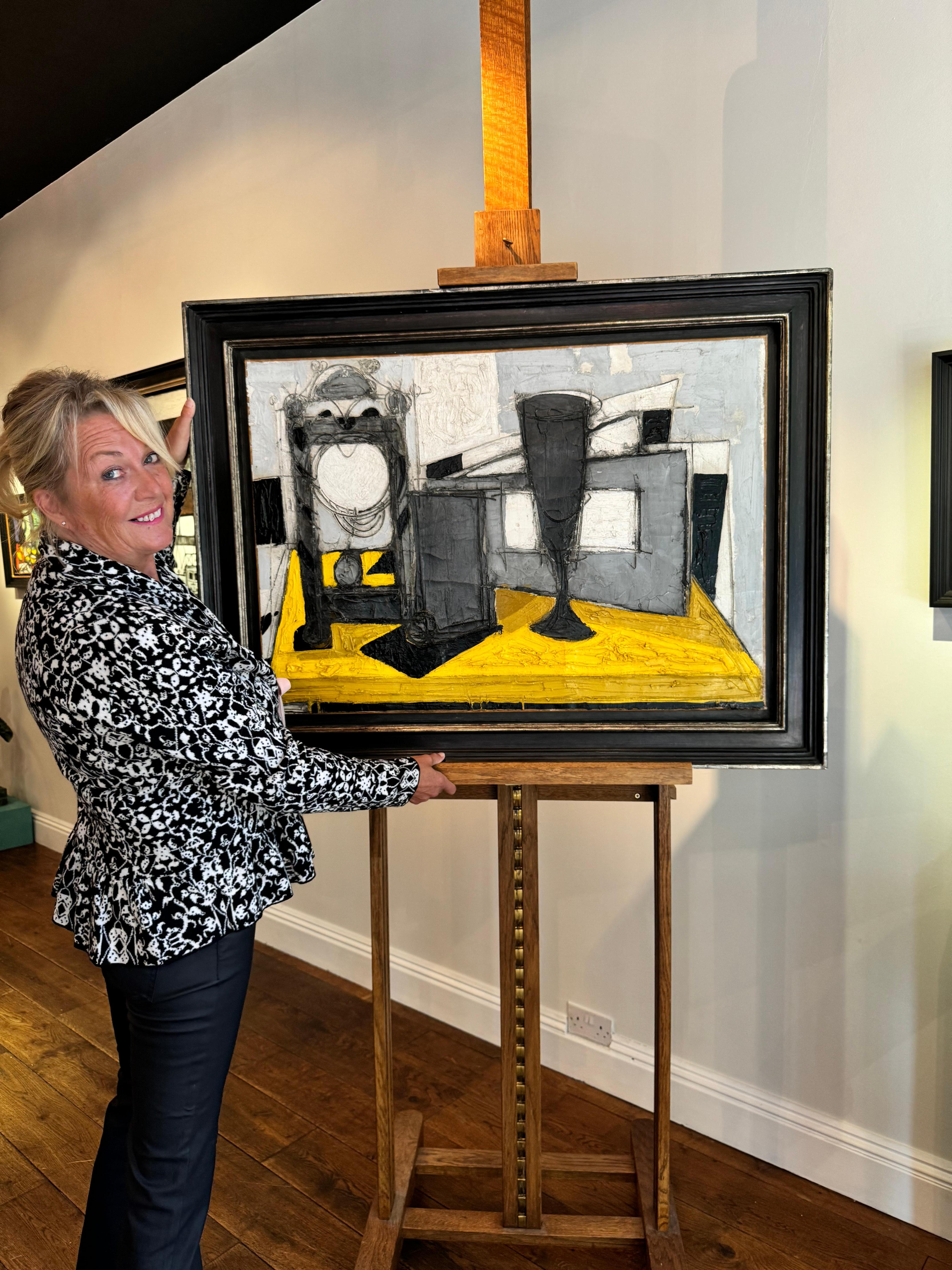 'Pendule et Verre' Natura morta astratta, giallo, bianco e nero - Painting Astratto di Claude Vénard
