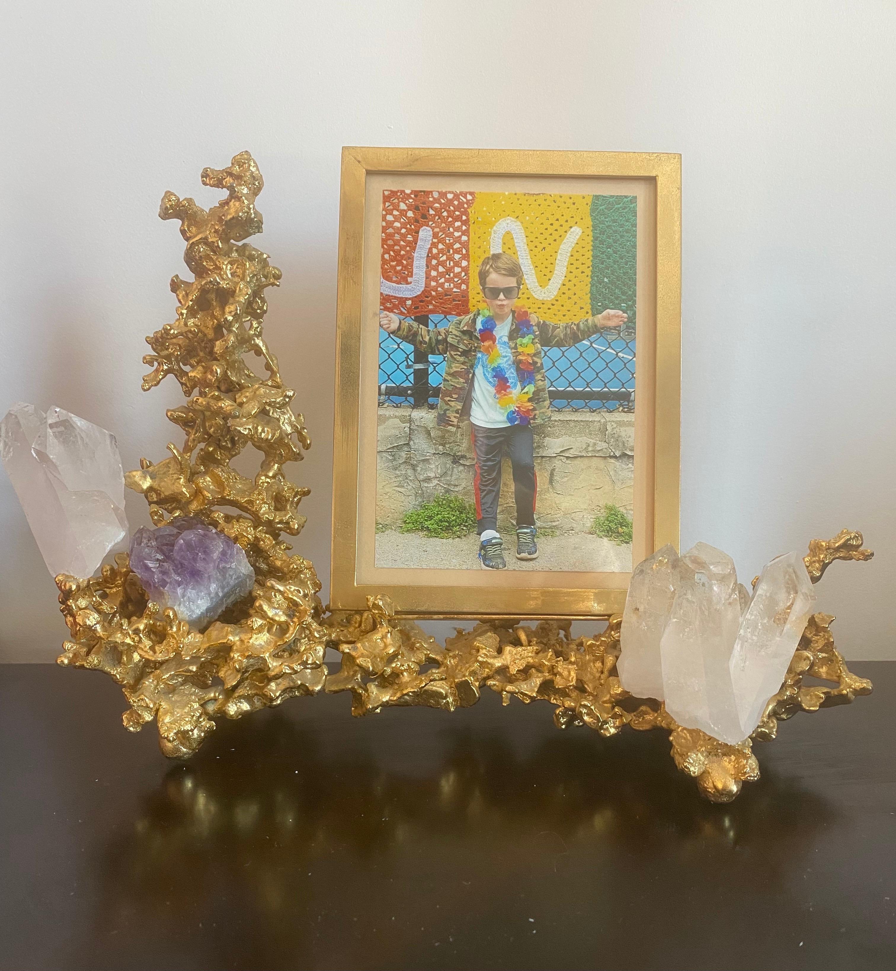 Marco escultórico francés de bronce dorado de los años 70 con tres grandes racimos de cristal, obra del artista Claude Victor Boeltz. El bastidor puede disponerse horizontal o verticalmente, según se prefiera. Firmado.

 