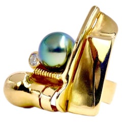 Goldring von Claude Wesel, besetzt mit einem Diamanten und einer Tahiti-Perle