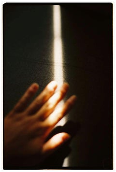 Calor infinito, manos, fotografía analógica, luz natural, cueva, refugio